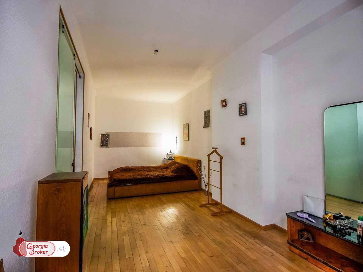 продается квартира с новым ремонтом 5-комнат