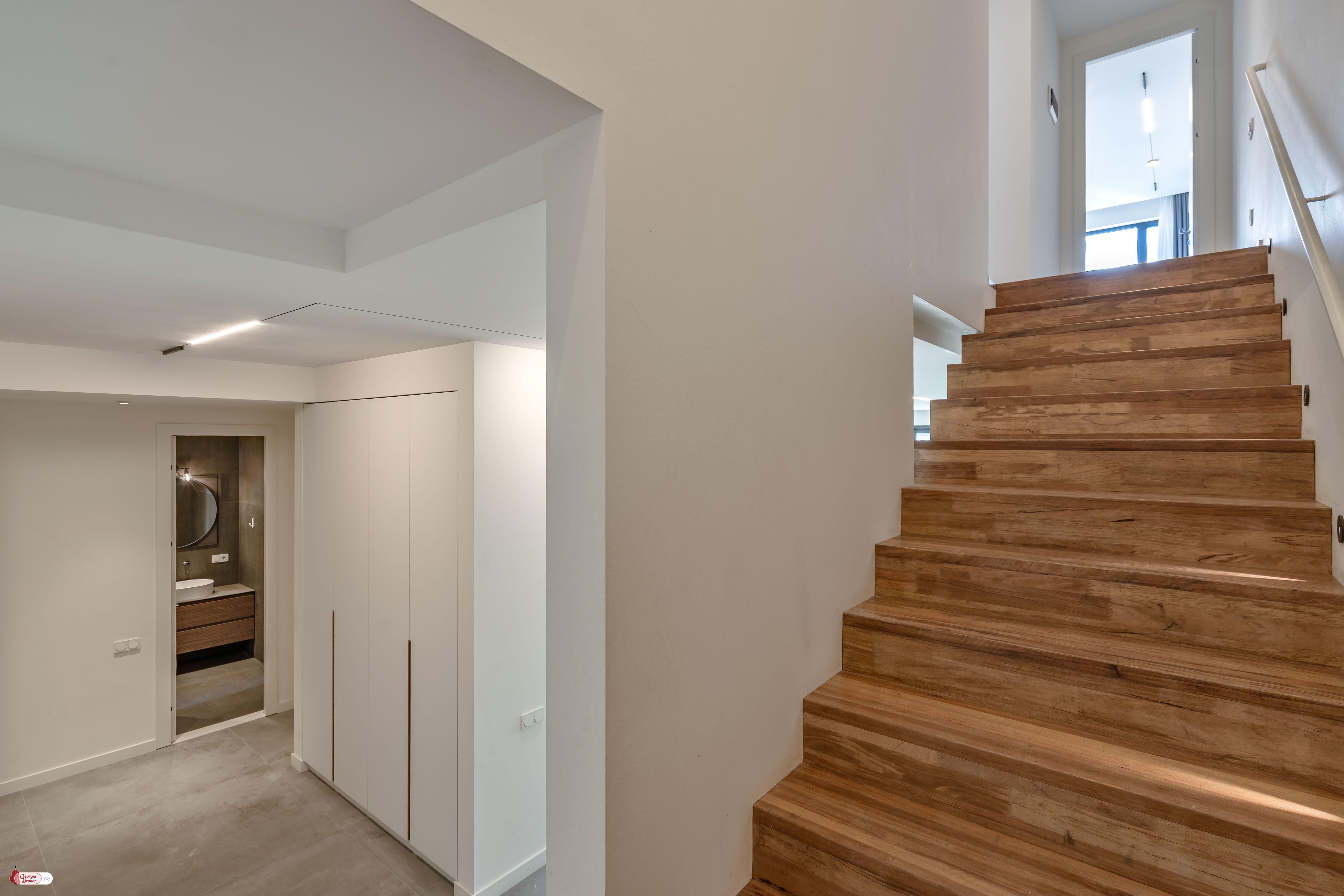 იყიდება ახალი გარემონტებული 8 ოთახიანი სახლი