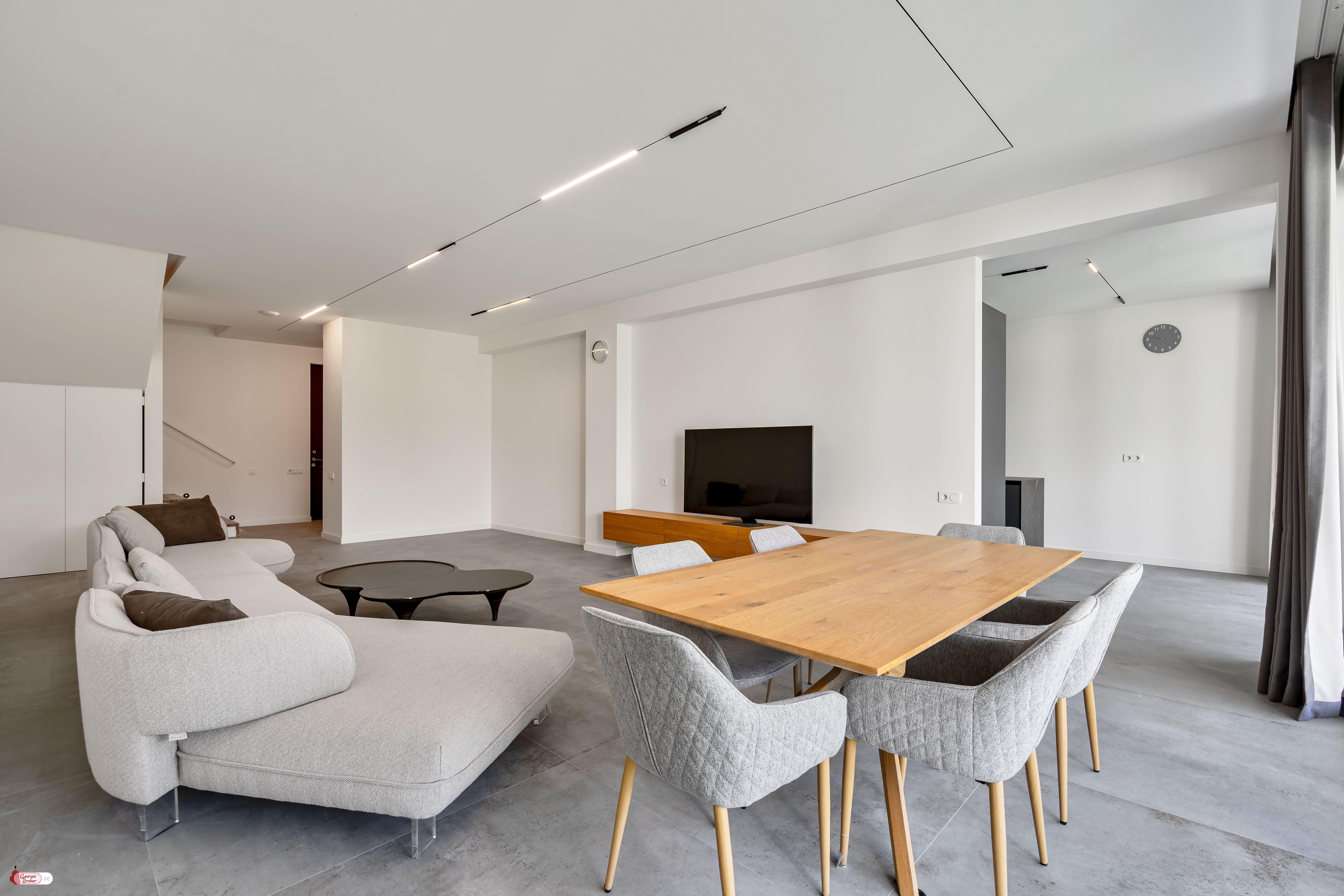 იყიდება ახალი გარემონტებული 8 ოთახიანი სახლი