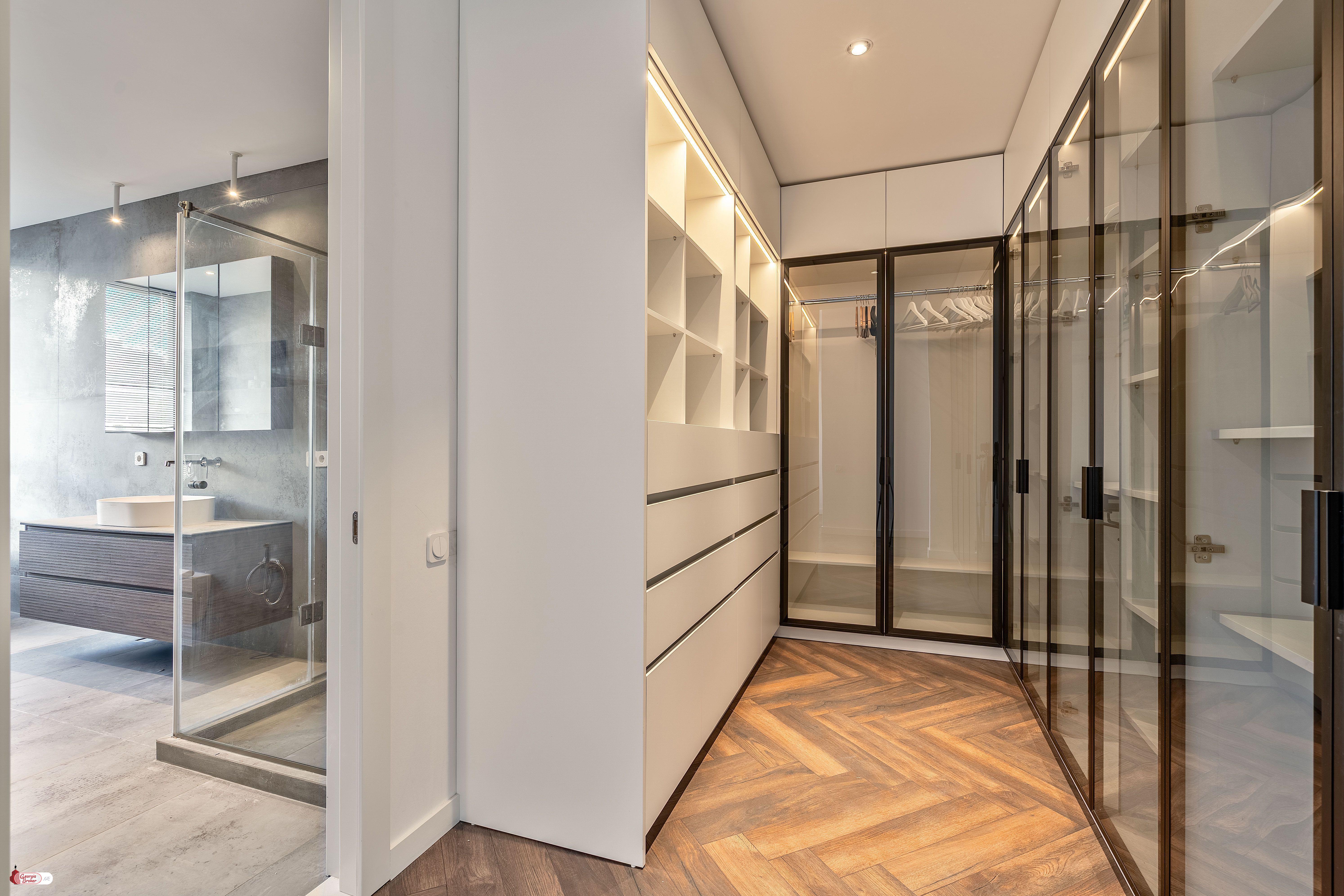 იყიდება ახალი გარემონტებული 8 ოთახიანი სახლი