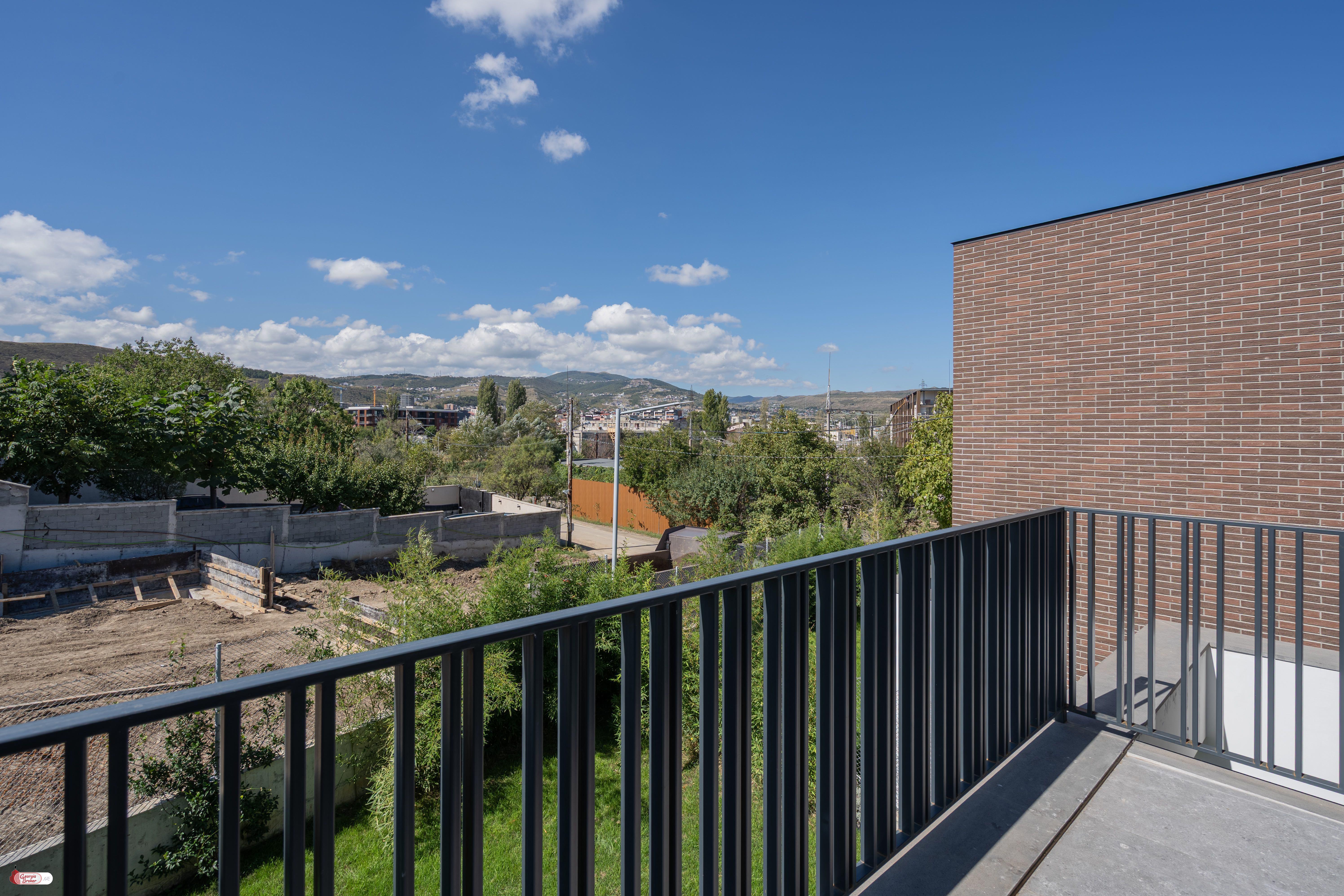 იყიდება ახალი გარემონტებული 8 ოთახიანი სახლი