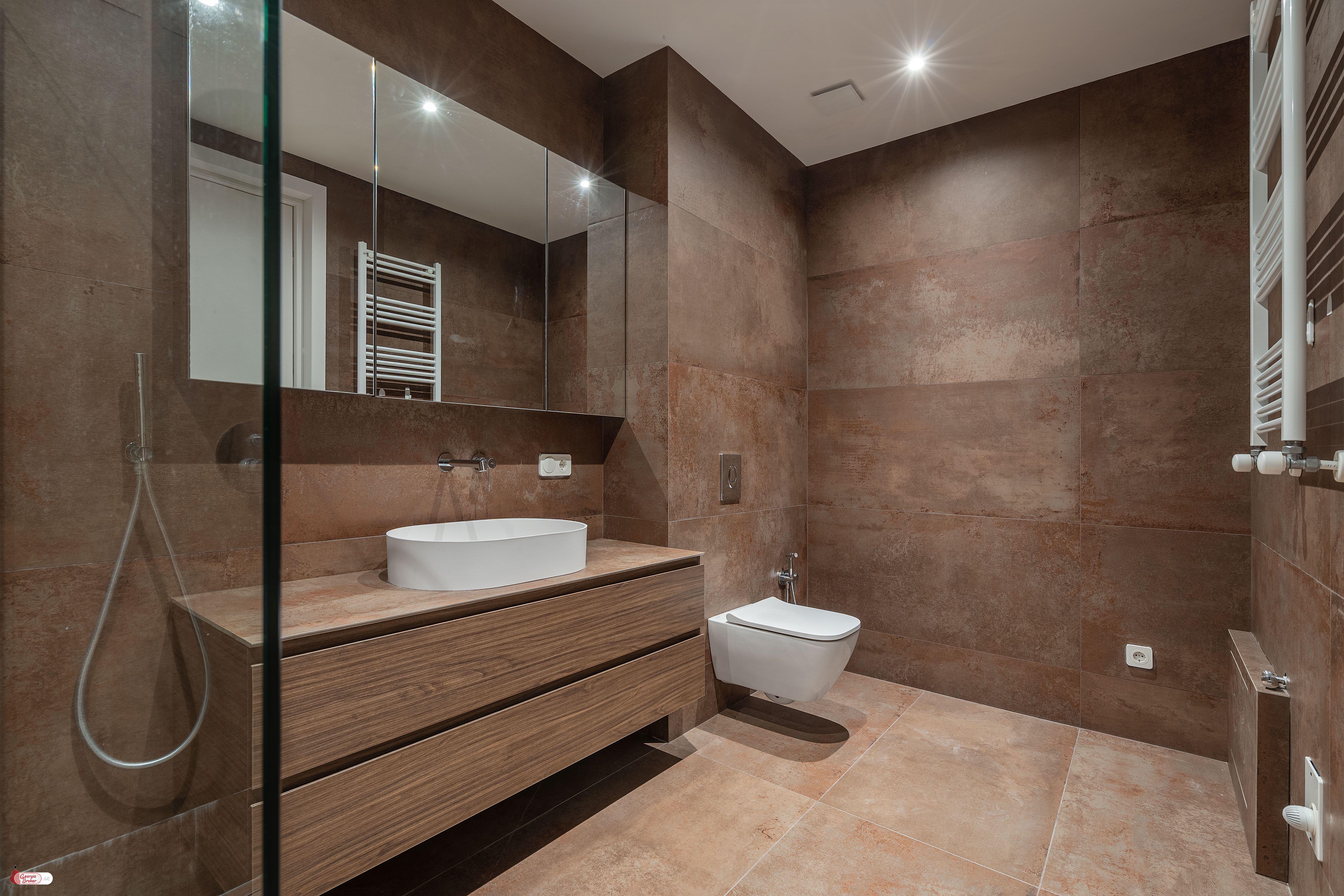 იყიდება ახალი გარემონტებული 8 ოთახიანი სახლი