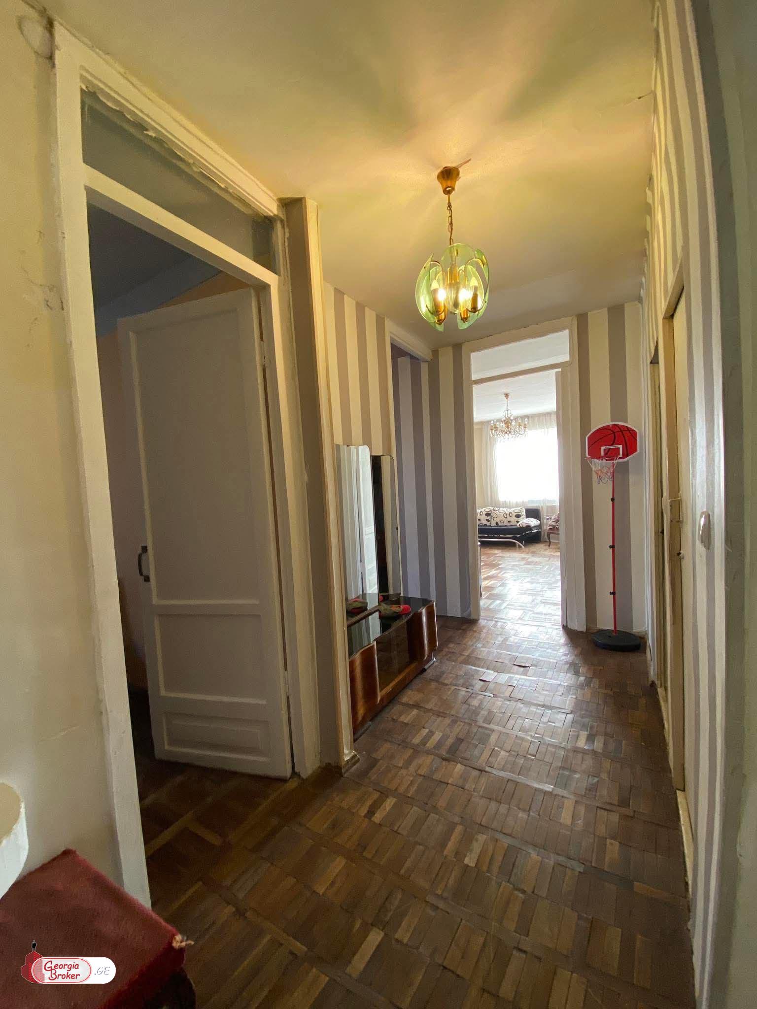 იყიდება ახალი გარემონტებული 4 ოთახიანი ბინა