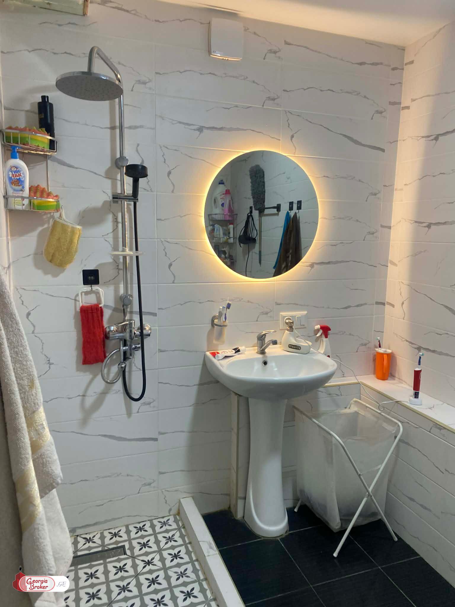 იყიდება ახალი გარემონტებული 4 ოთახიანი ბინა