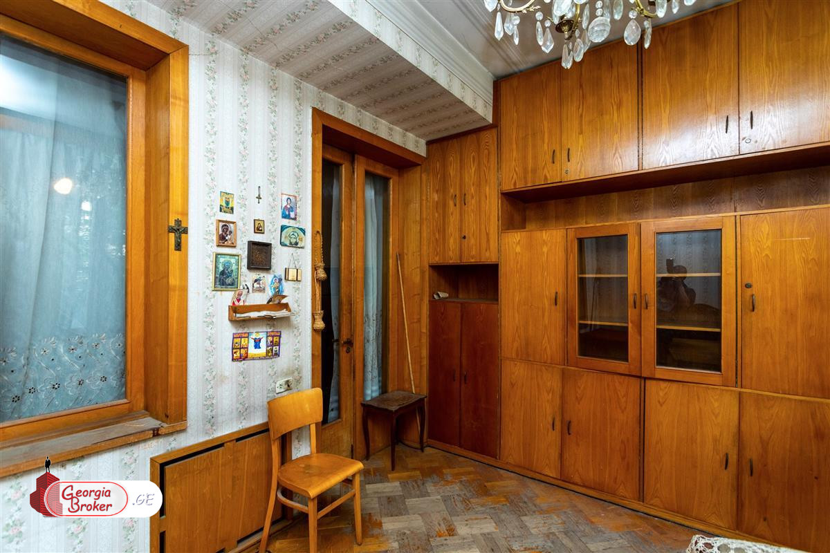 old repaired 7-room apartment for sale