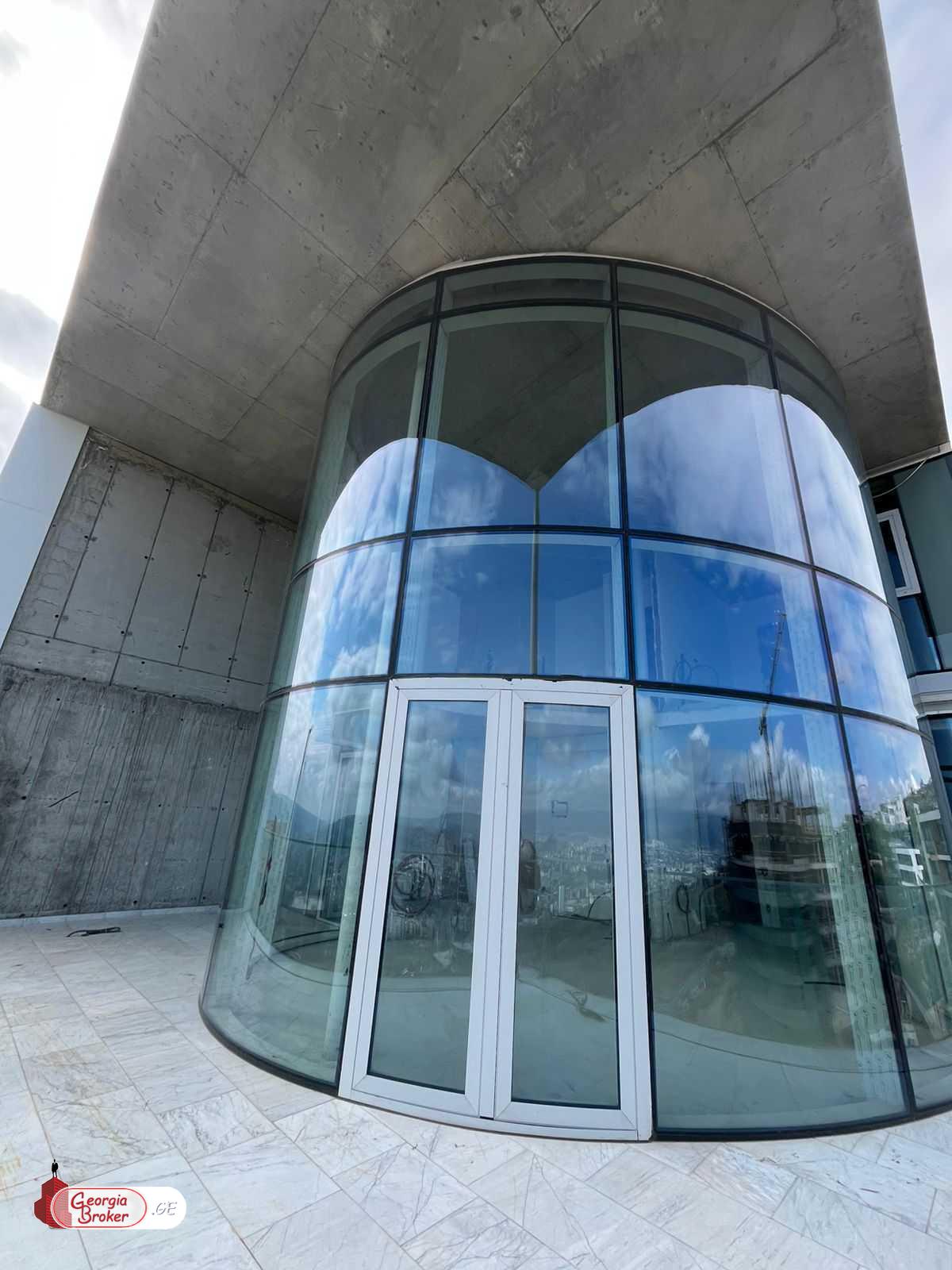 იყიდება ახალი გარემონტებული 5 ოთახიანი ბინა