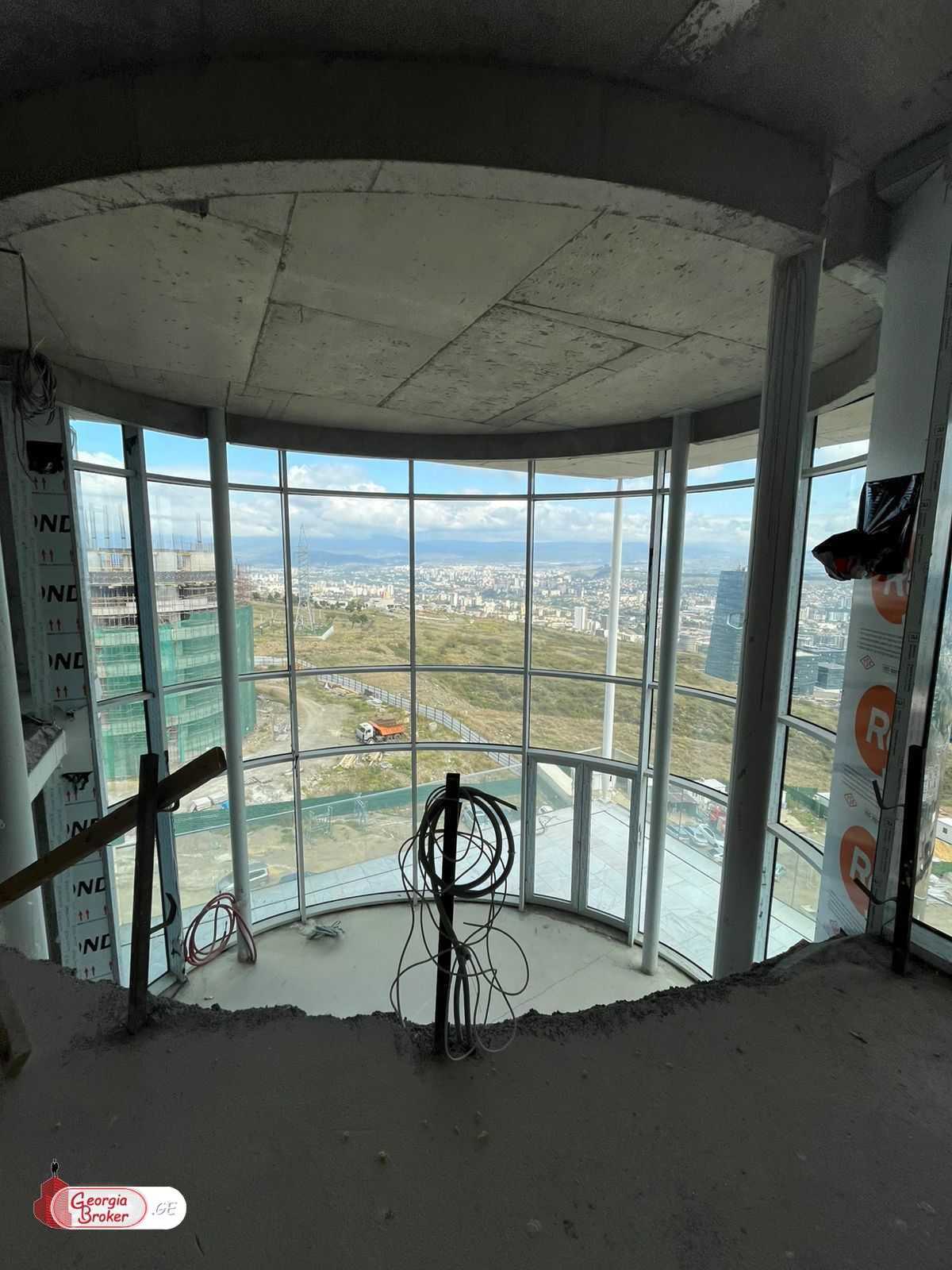 იყიდება ახალი გარემონტებული 5 ოთახიანი ბინა