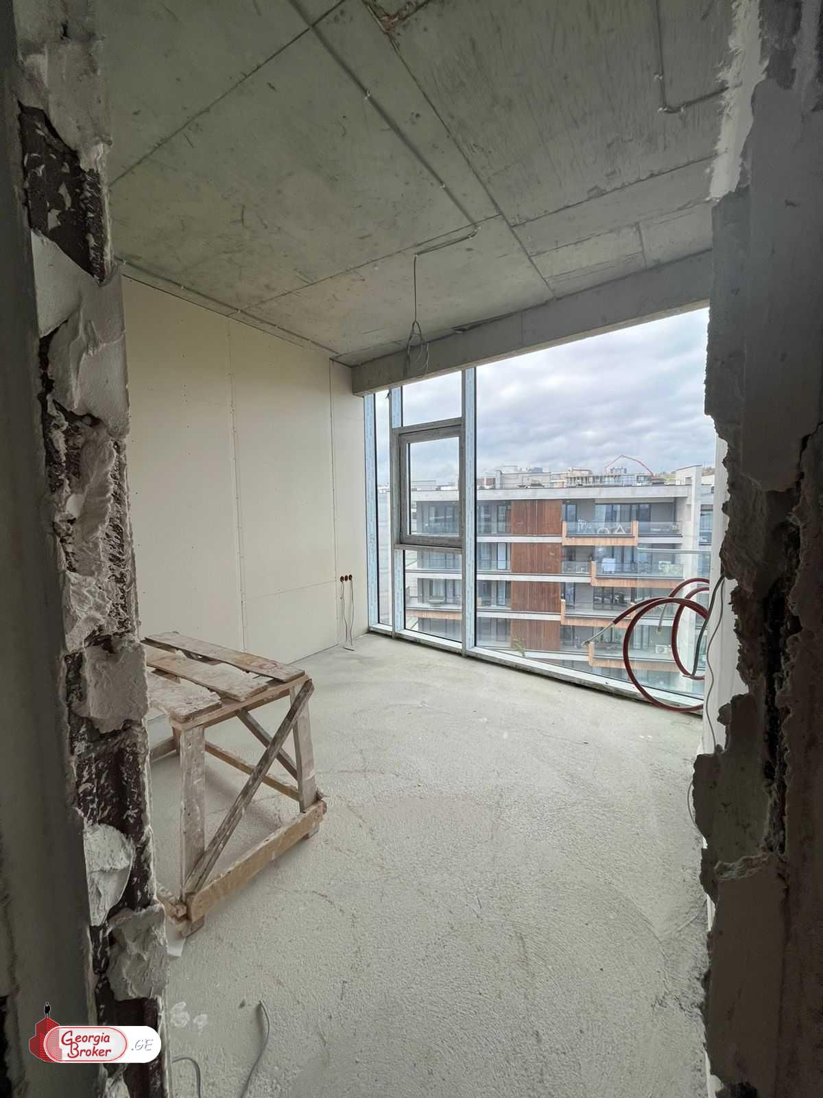 იყიდება ახალი გარემონტებული 5 ოთახიანი ბინა