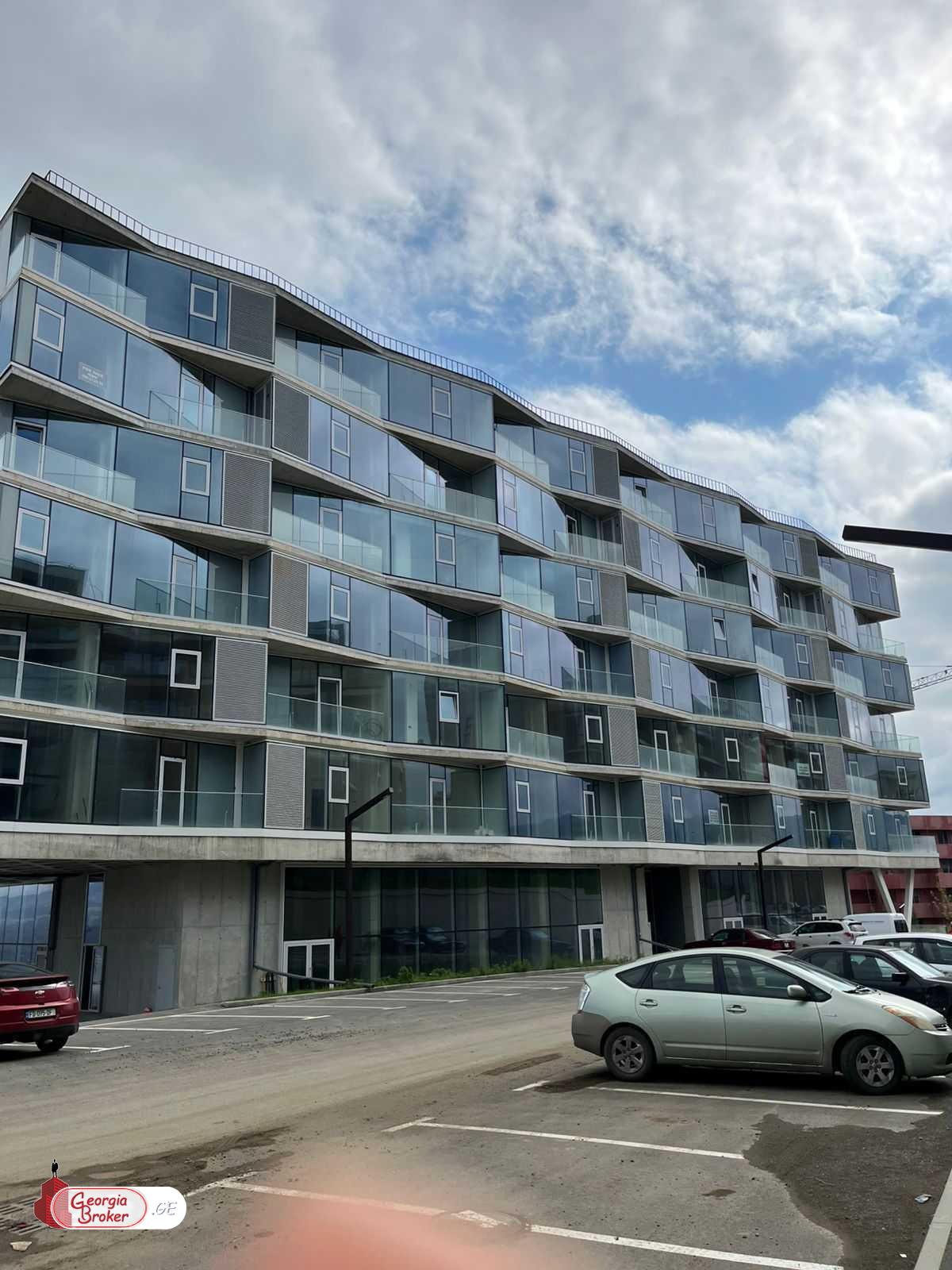 იყიდება ახალი გარემონტებული 5 ოთახიანი ბინა