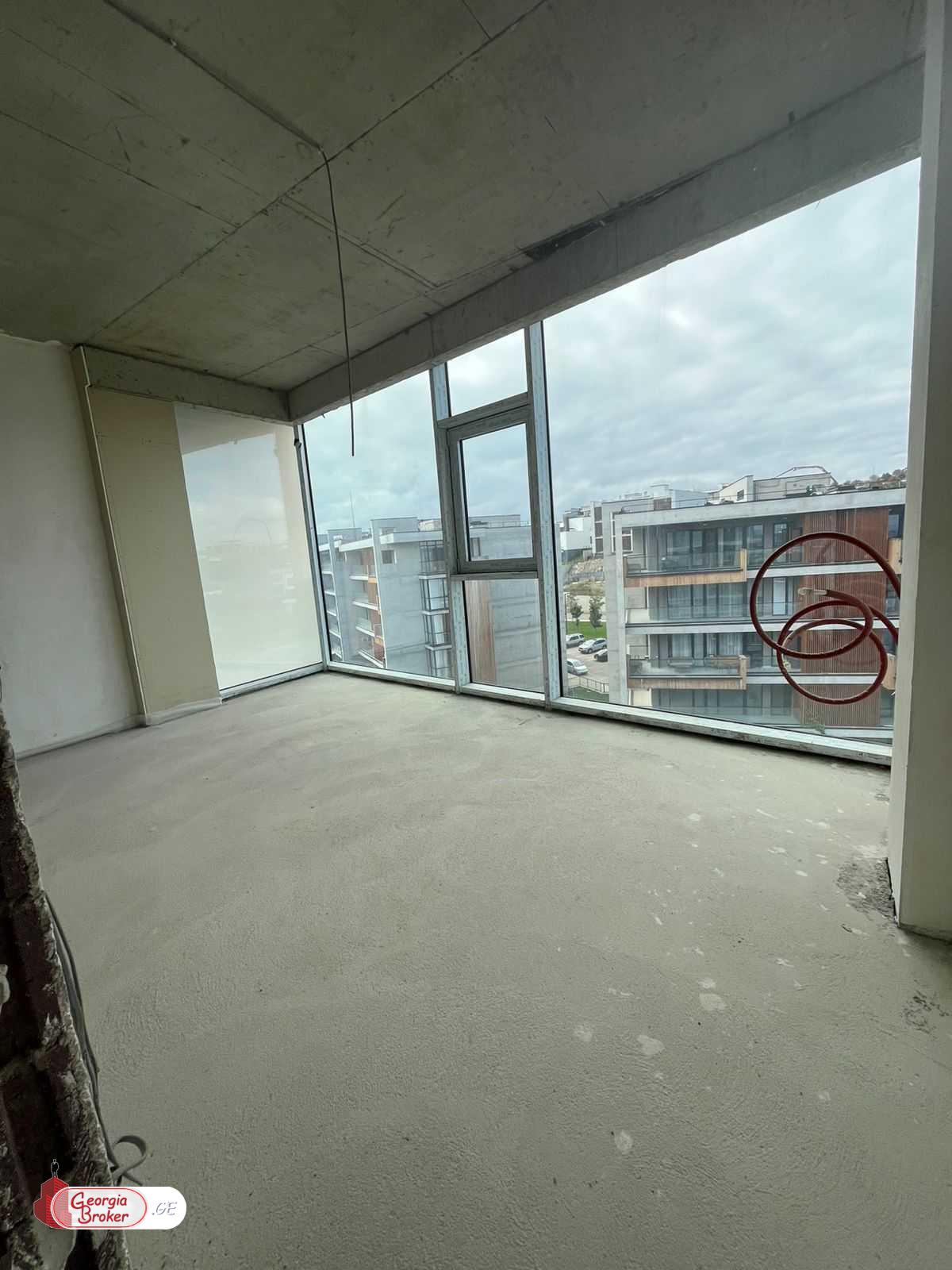 იყიდება ახალი გარემონტებული 5 ოთახიანი ბინა