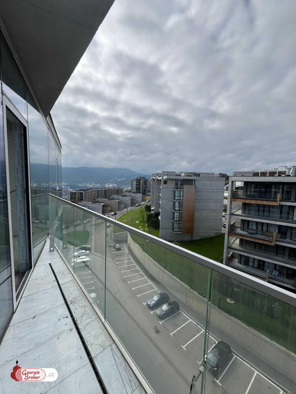 იყიდება ახალი გარემონტებული 5 ოთახიანი ბინა