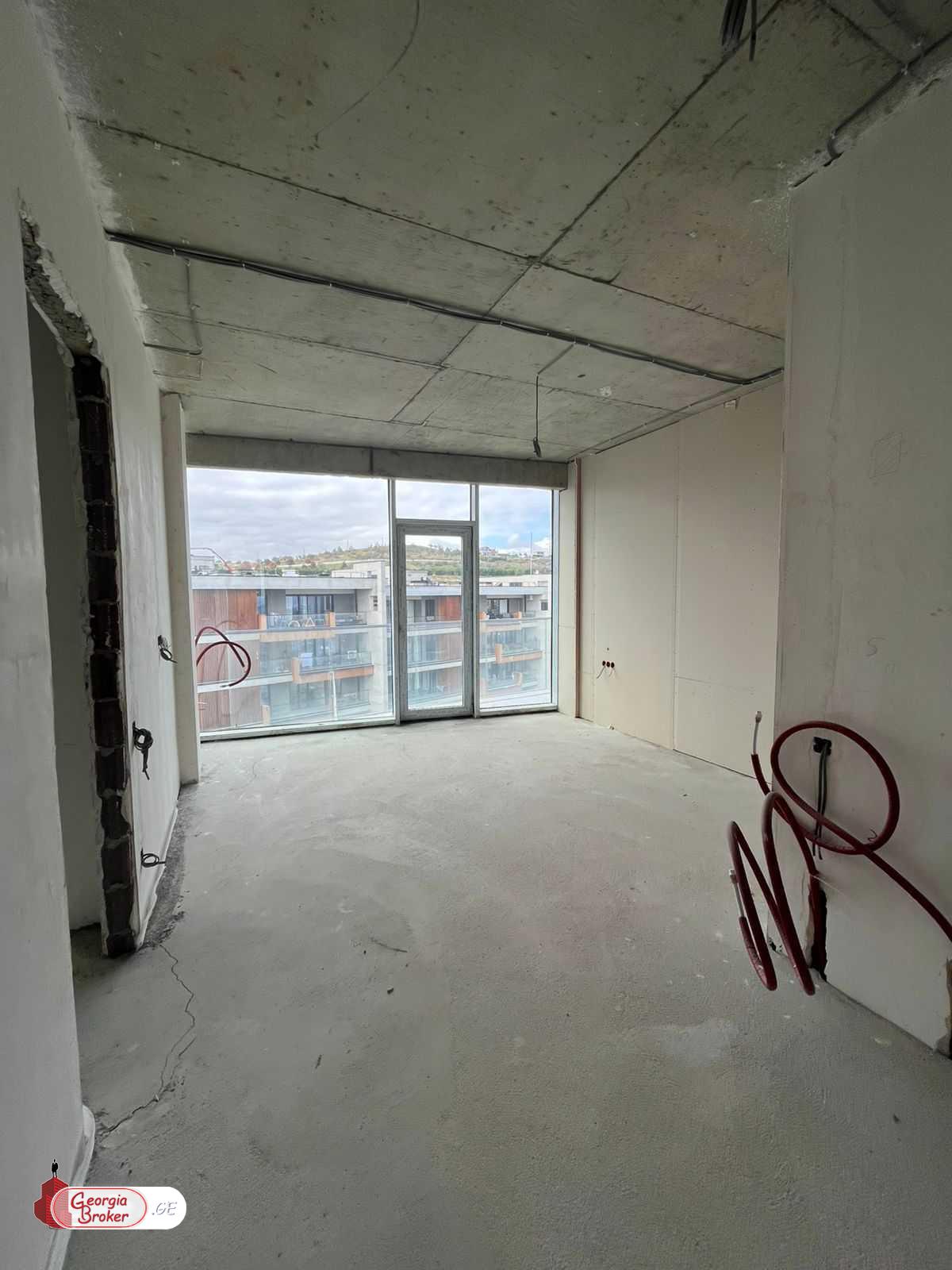 იყიდება ახალი გარემონტებული 5 ოთახიანი ბინა