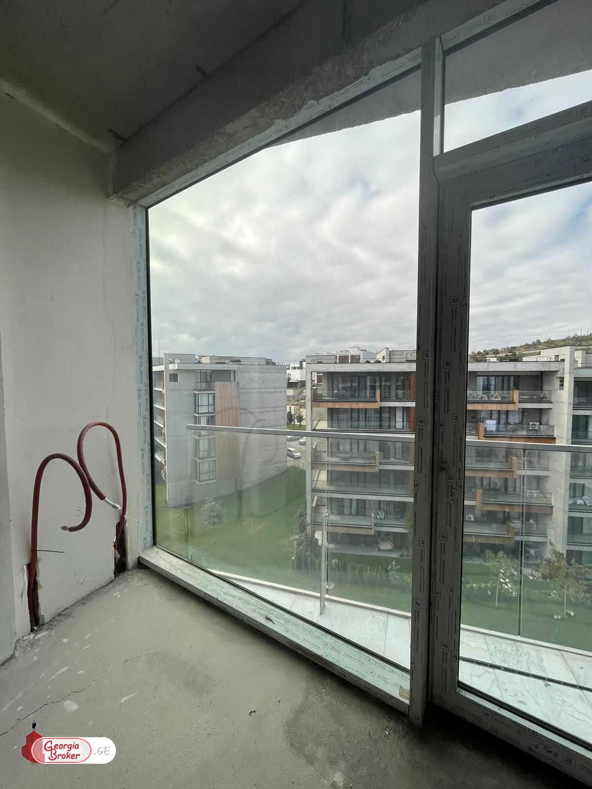 იყიდება ახალი გარემონტებული 5 ოთახიანი ბინა