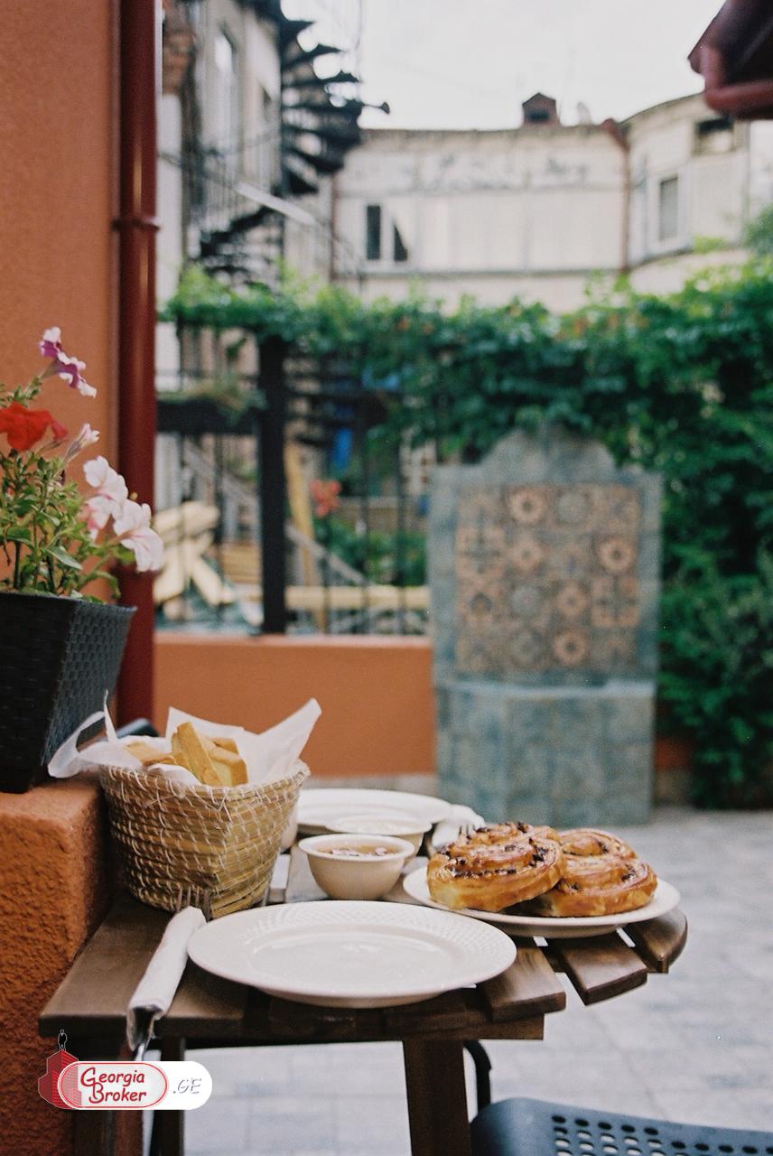 იყიდება ახალი გარემონტებული 6 ნომრიანი სასტუმრო