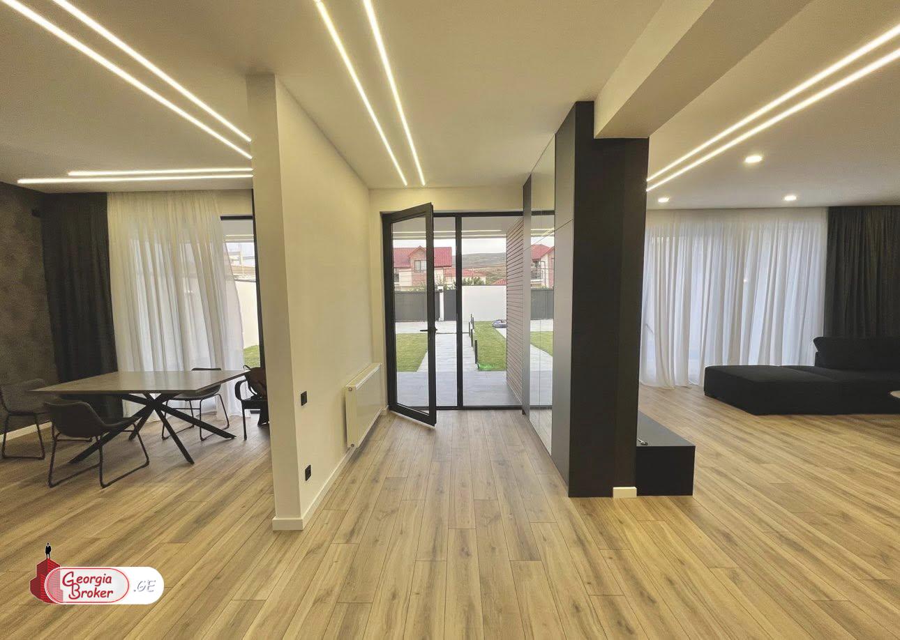 იყიდება ახალი გარემონტებული 9 ოთახიანი სახლი