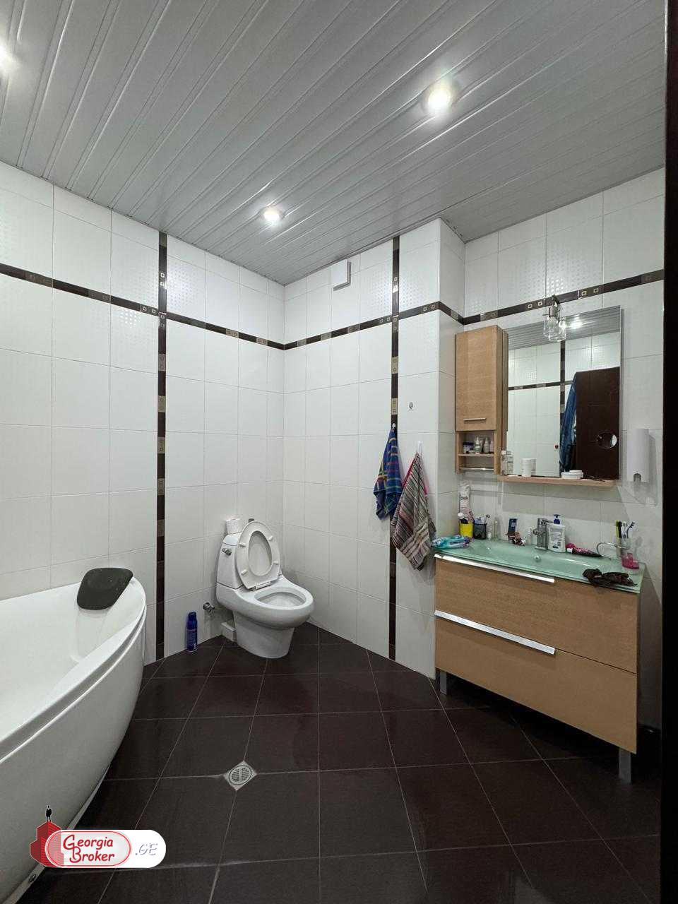 იყიდება ახალი გარემონტებული 5 ოთახიანი ბინა