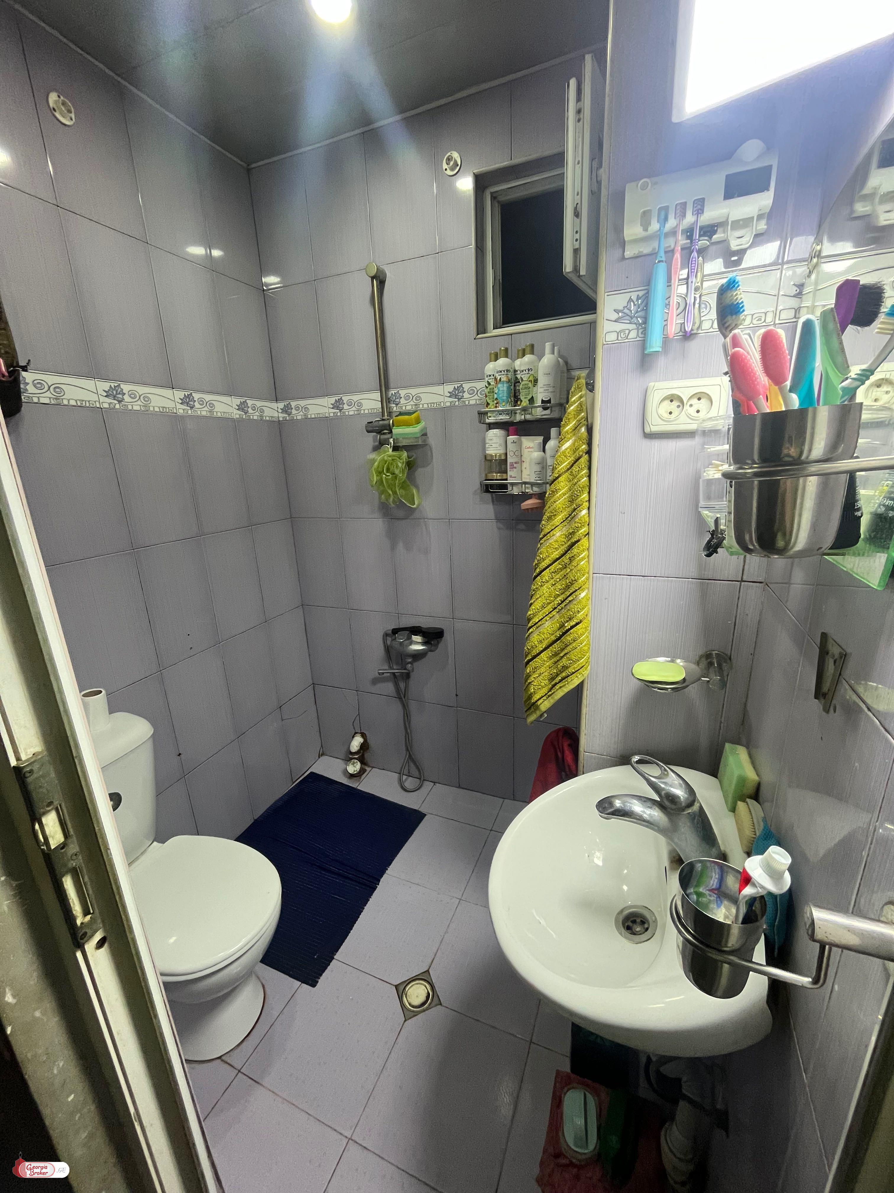 იყიდება ძველი გარემონტებული 3 ოთახიანი ბინა