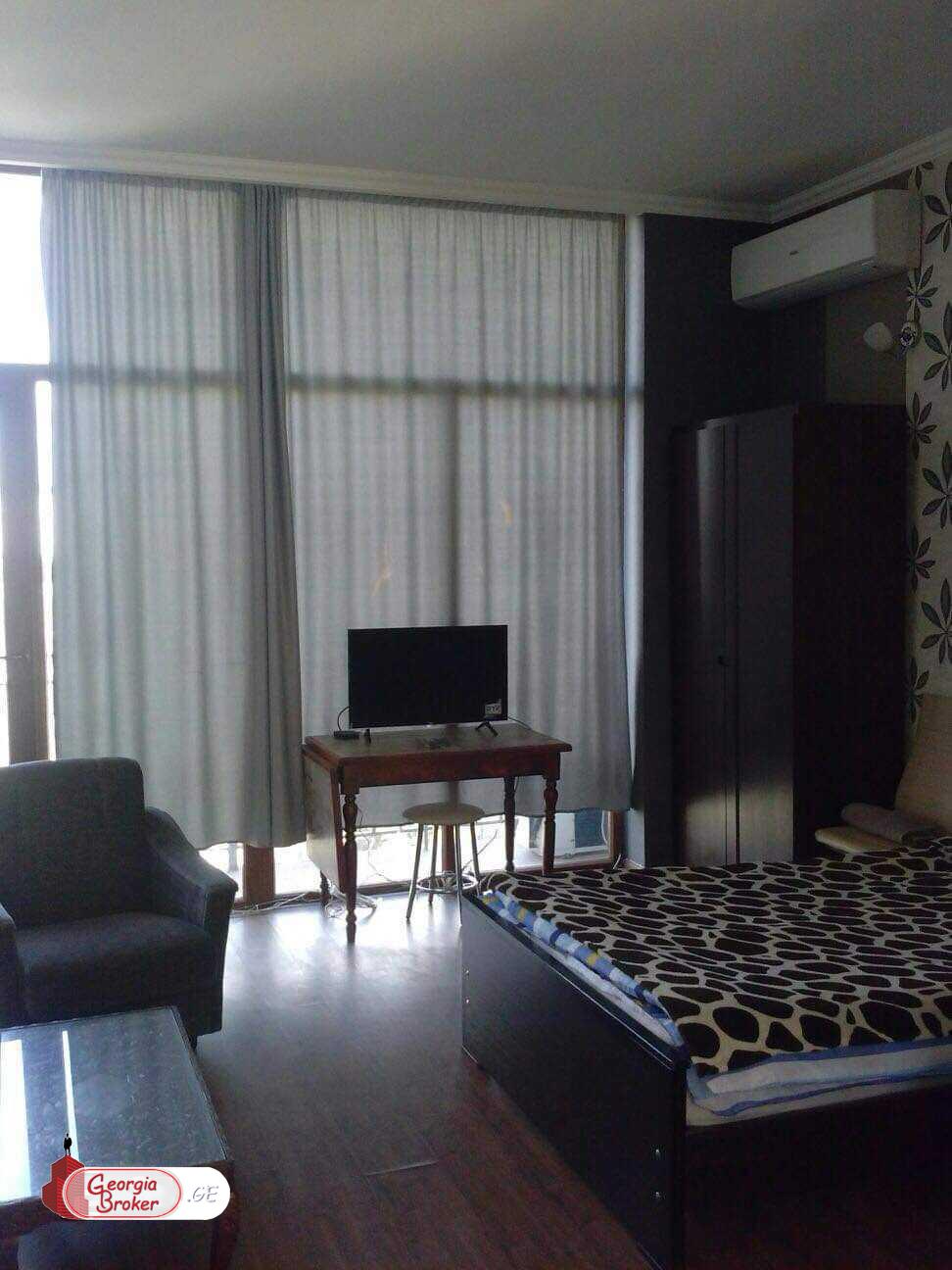 იყიდება ძველი გარემონტებული 2 ოთახიანი ბინა