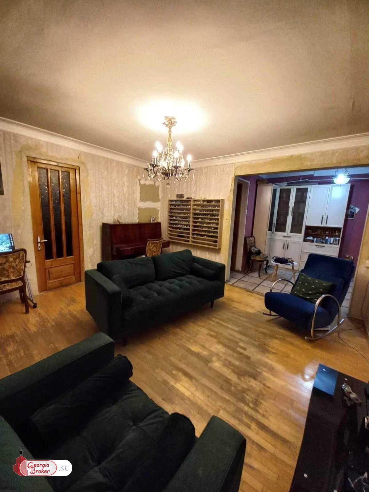 იყიდება ძველი გარემონტებული 3 ოთახიანი ბინა