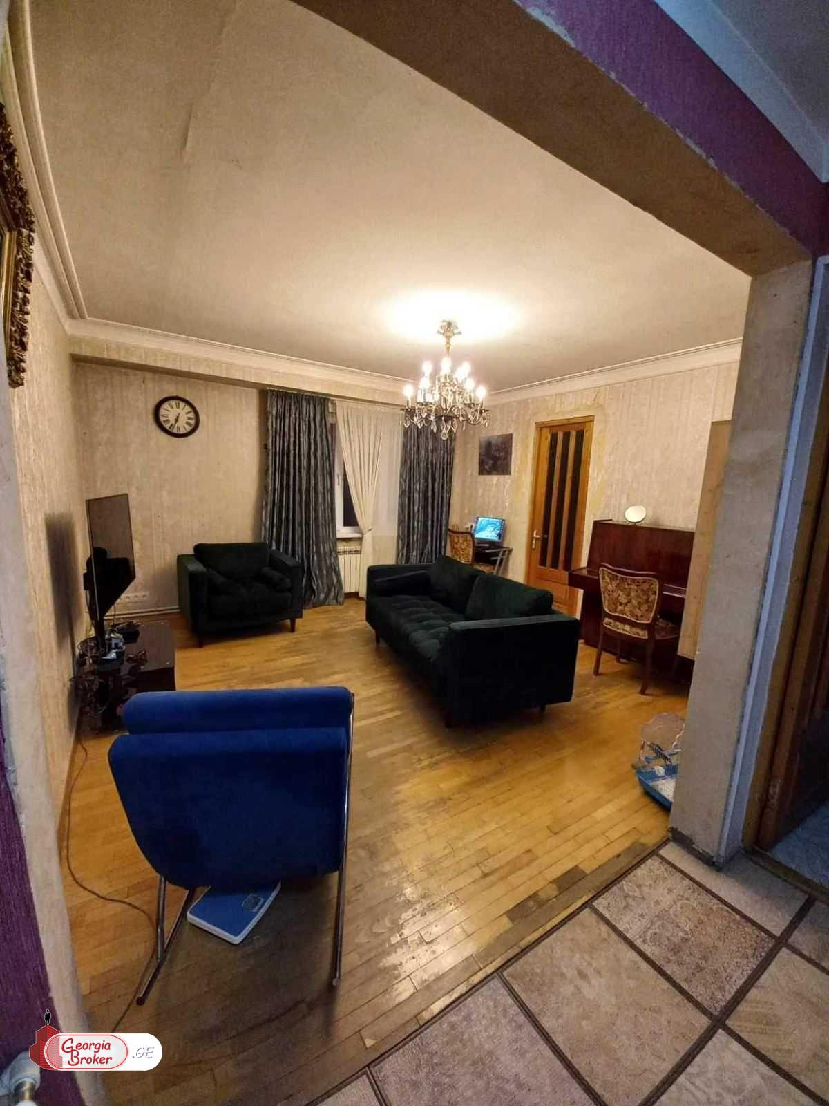 იყიდება ძველი გარემონტებული 3 ოთახიანი ბინა