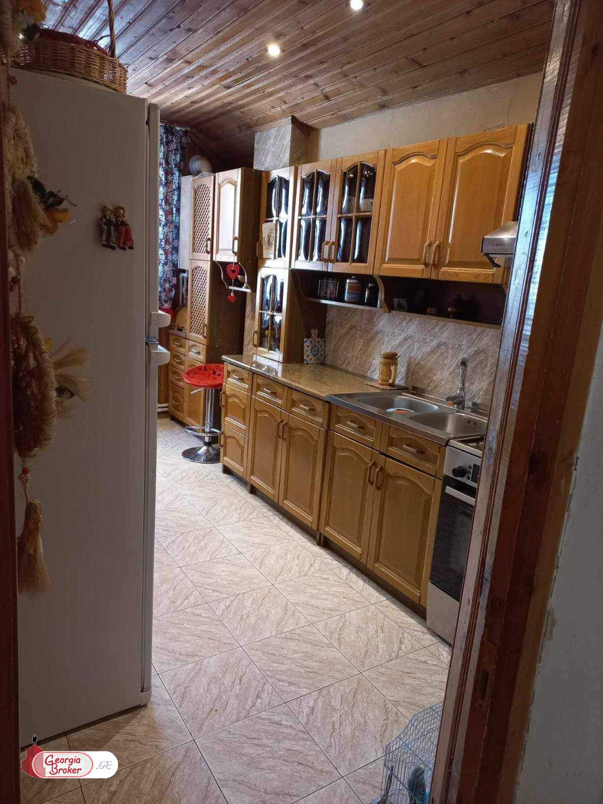 იყიდება ძველი გარემონტებული 3 ოთახიანი ბინა