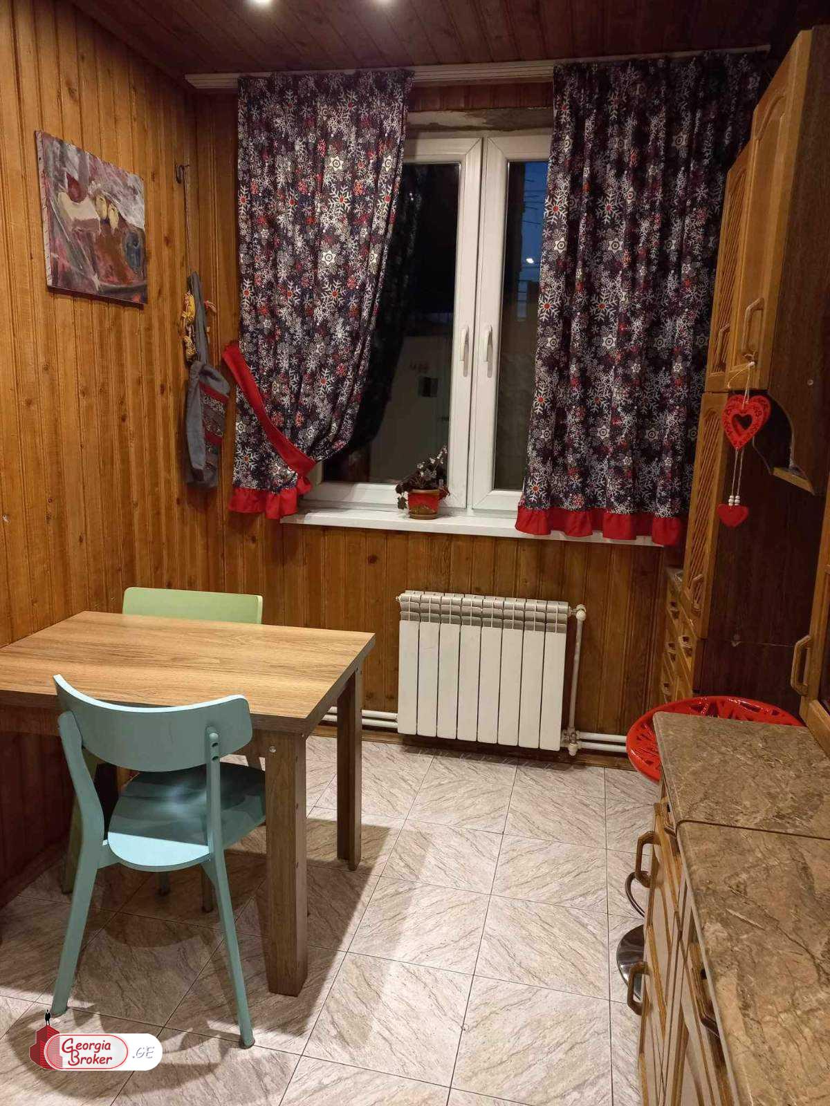 იყიდება ძველი გარემონტებული 3 ოთახიანი ბინა