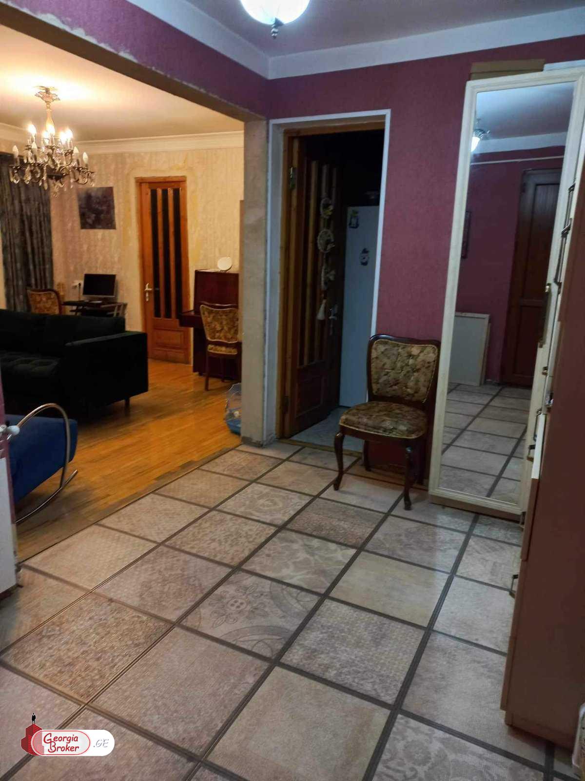 იყიდება ძველი გარემონტებული 3 ოთახიანი ბინა