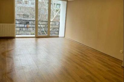 იყიდება ახალი გარემონტებული 5 ოთახიანი ბინა