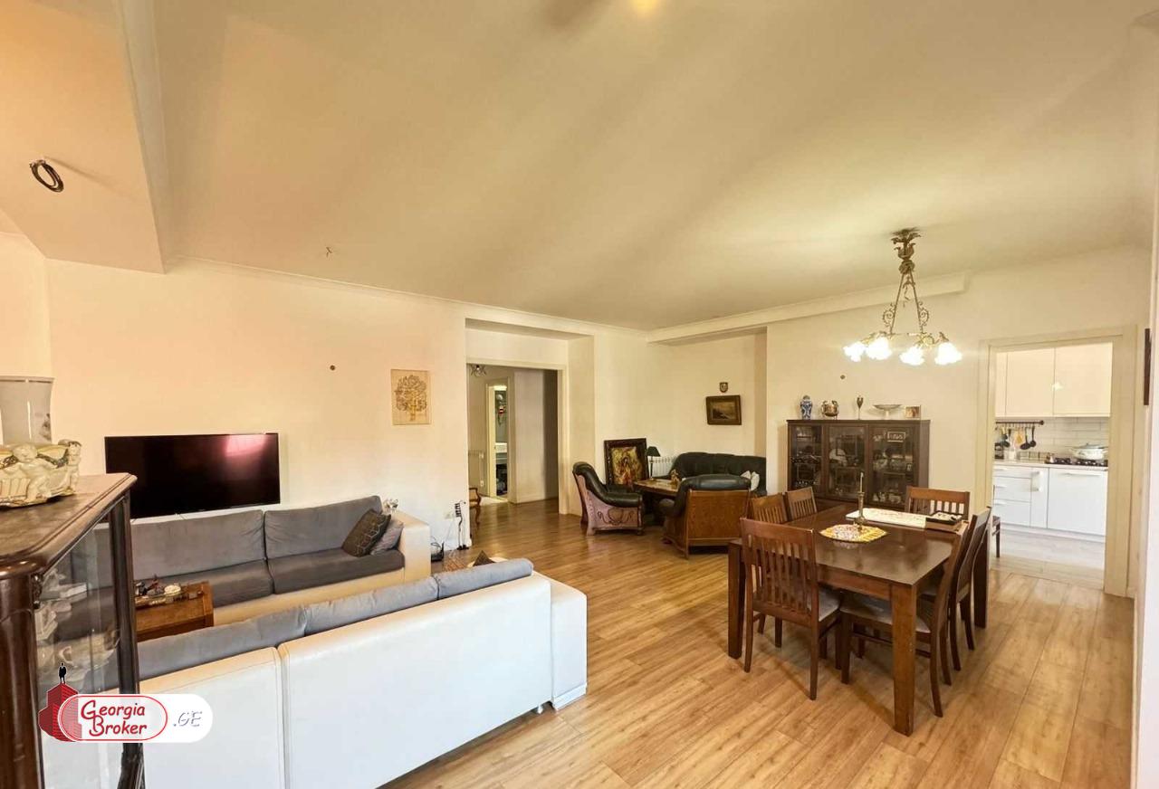 იყიდება ახალი გარემონტებული 7 ოთახიანი ბინა