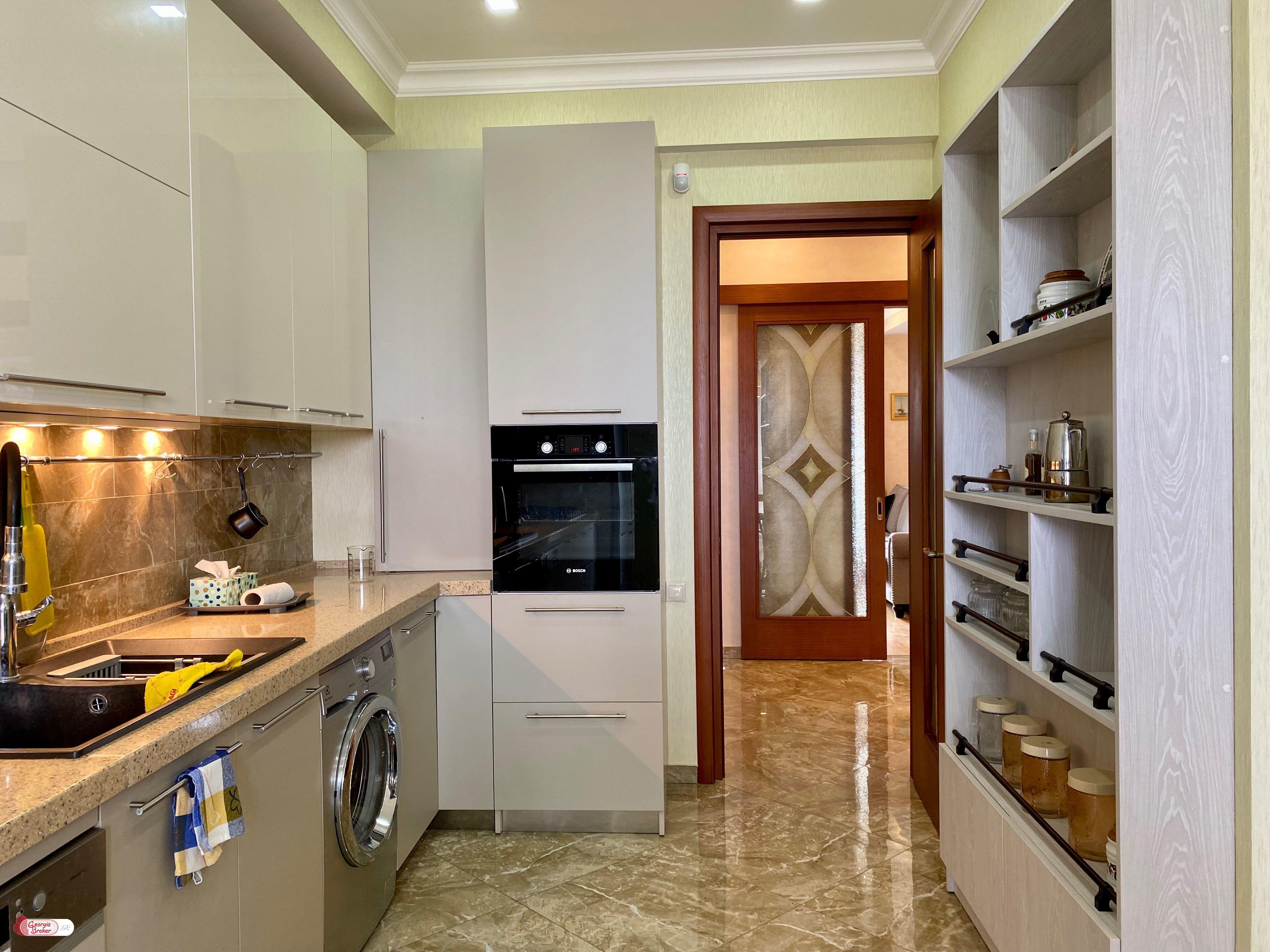 იყიდება ახალი გარემონტებული 4 ოთახიანი ბინა