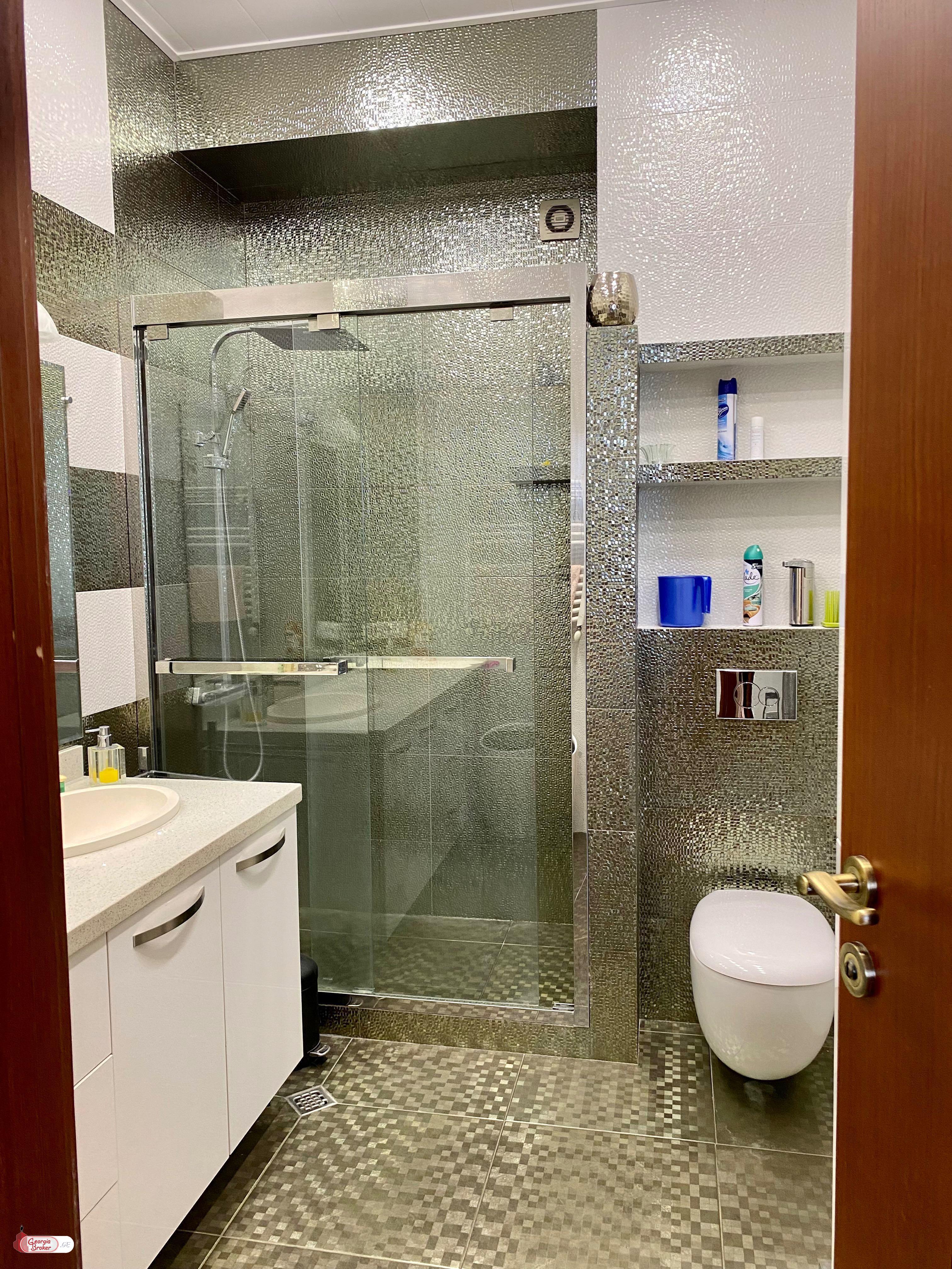 იყიდება ახალი გარემონტებული 4 ოთახიანი ბინა