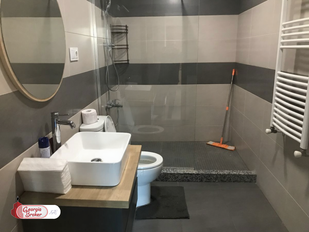 იყიდება ახალი გარემონტებული 5 ოთახიანი ბინა