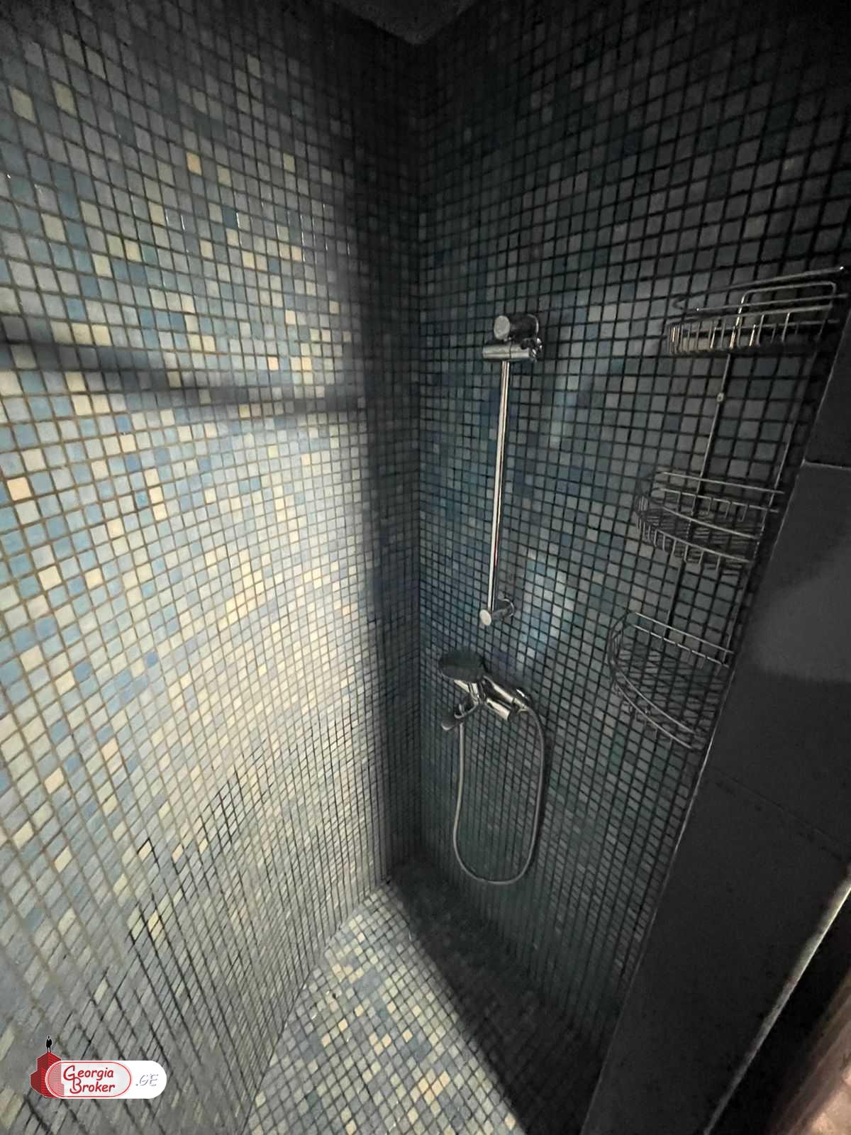 იყიდება ახალი გარემონტებული 4 ოთახიანი ბინა