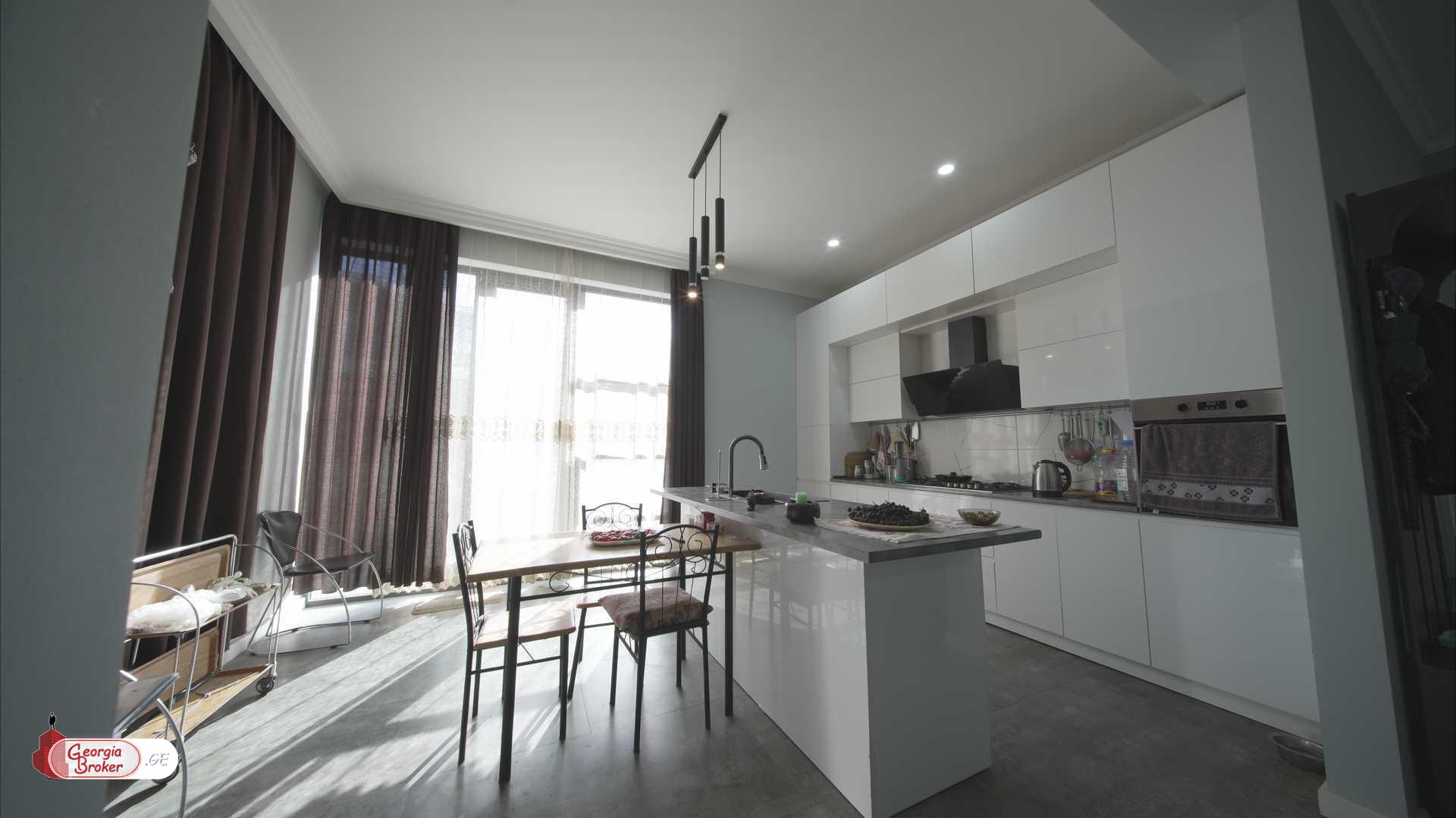 იყიდება ახალი გარემონტებული 6 ოთახიანი სახლი