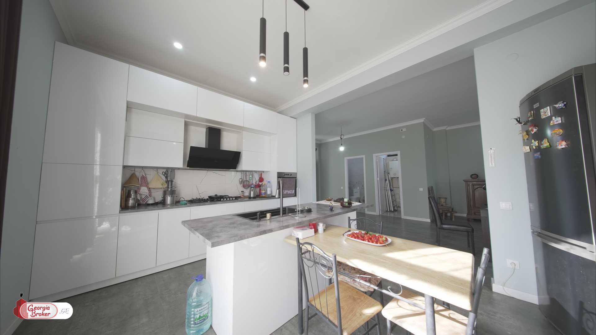 იყიდება ახალი გარემონტებული 6 ოთახიანი სახლი