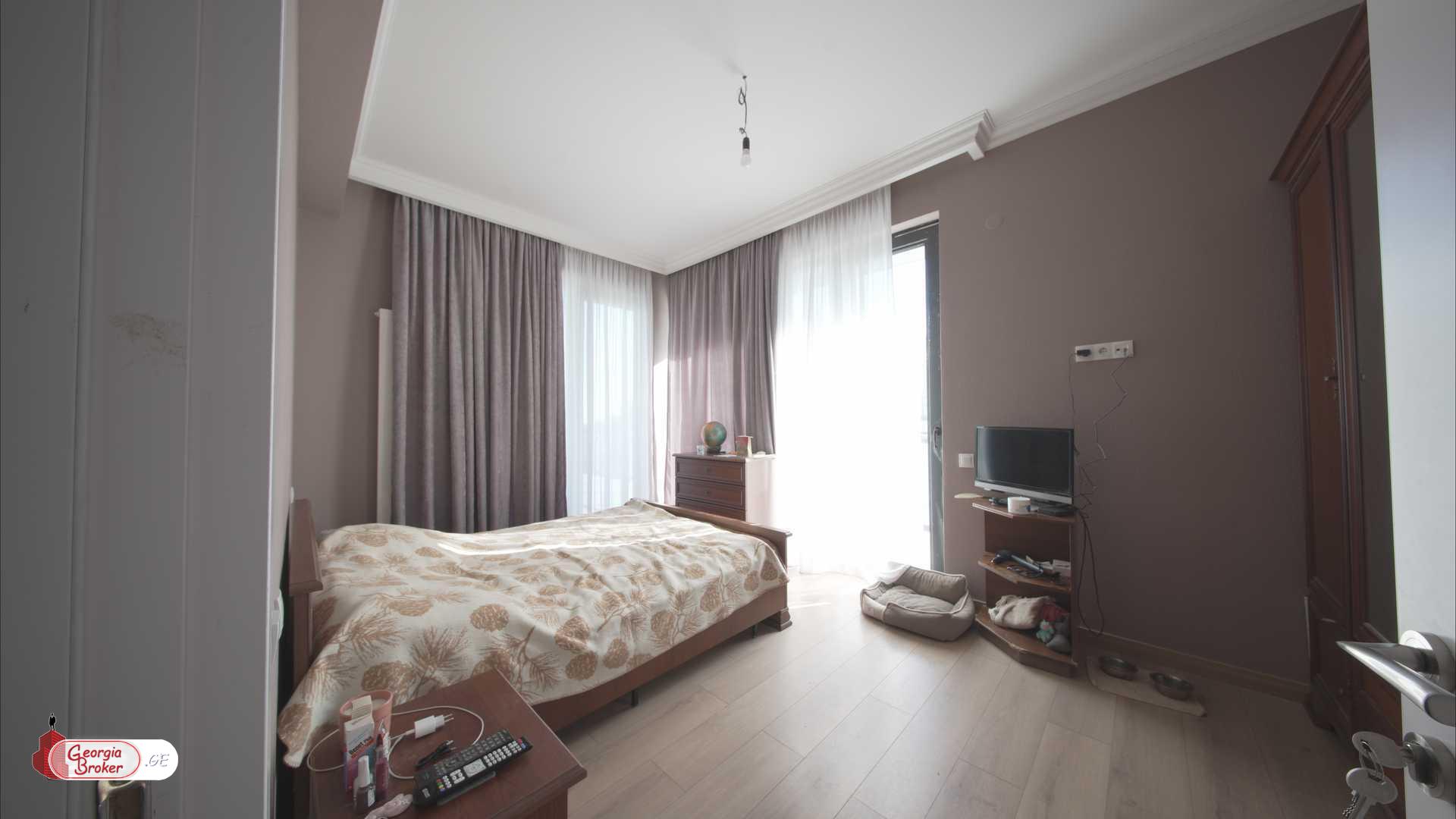 იყიდება ახალი გარემონტებული 6 ოთახიანი სახლი