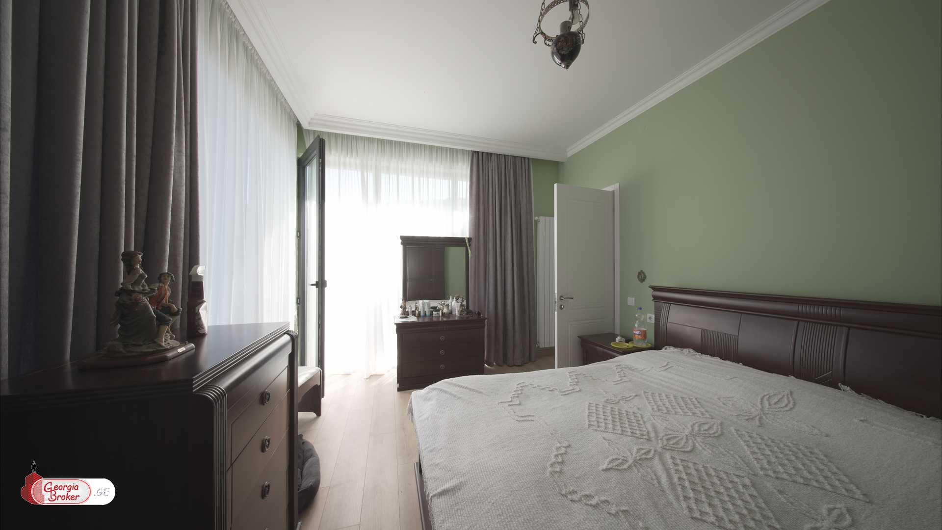 იყიდება ახალი გარემონტებული 6 ოთახიანი სახლი