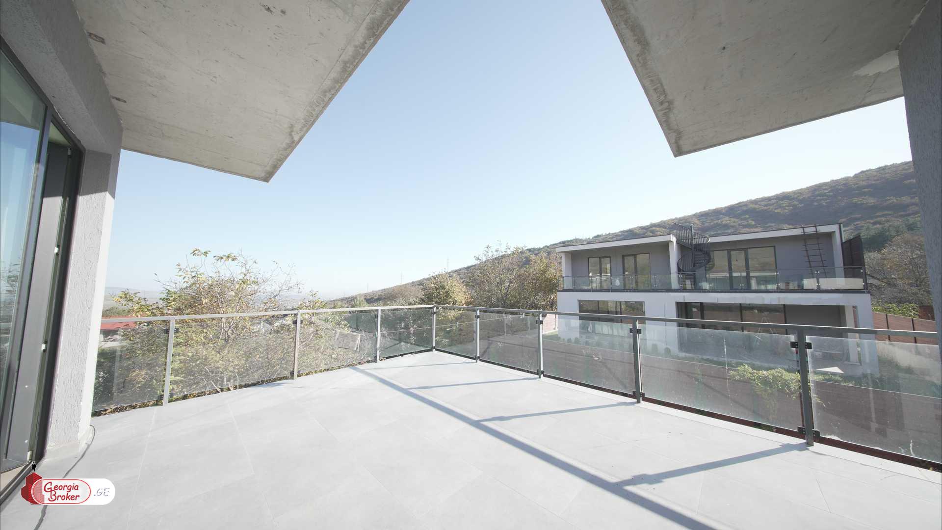 იყიდება ახალი გარემონტებული 6 ოთახიანი სახლი