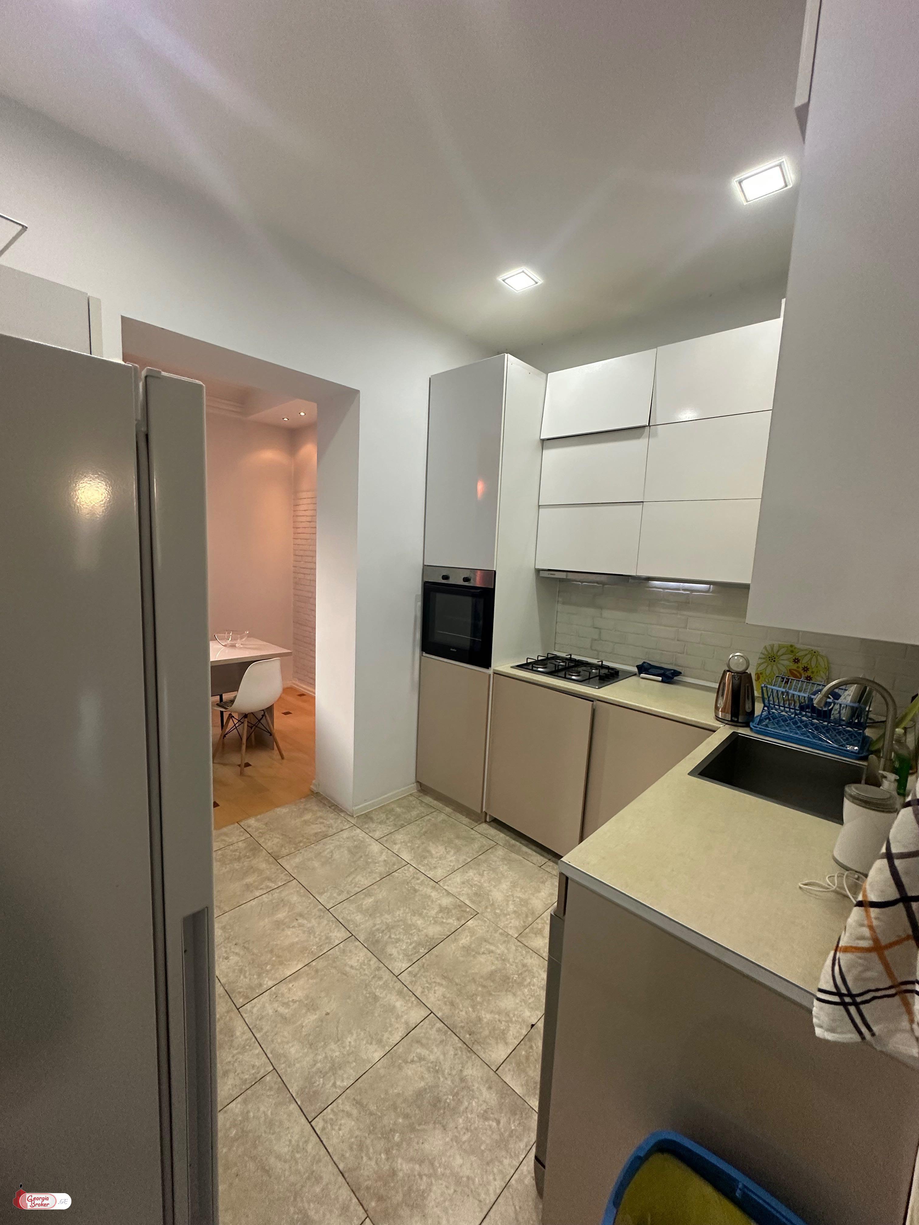 продается квартира с новым ремонтом 4-комнаты