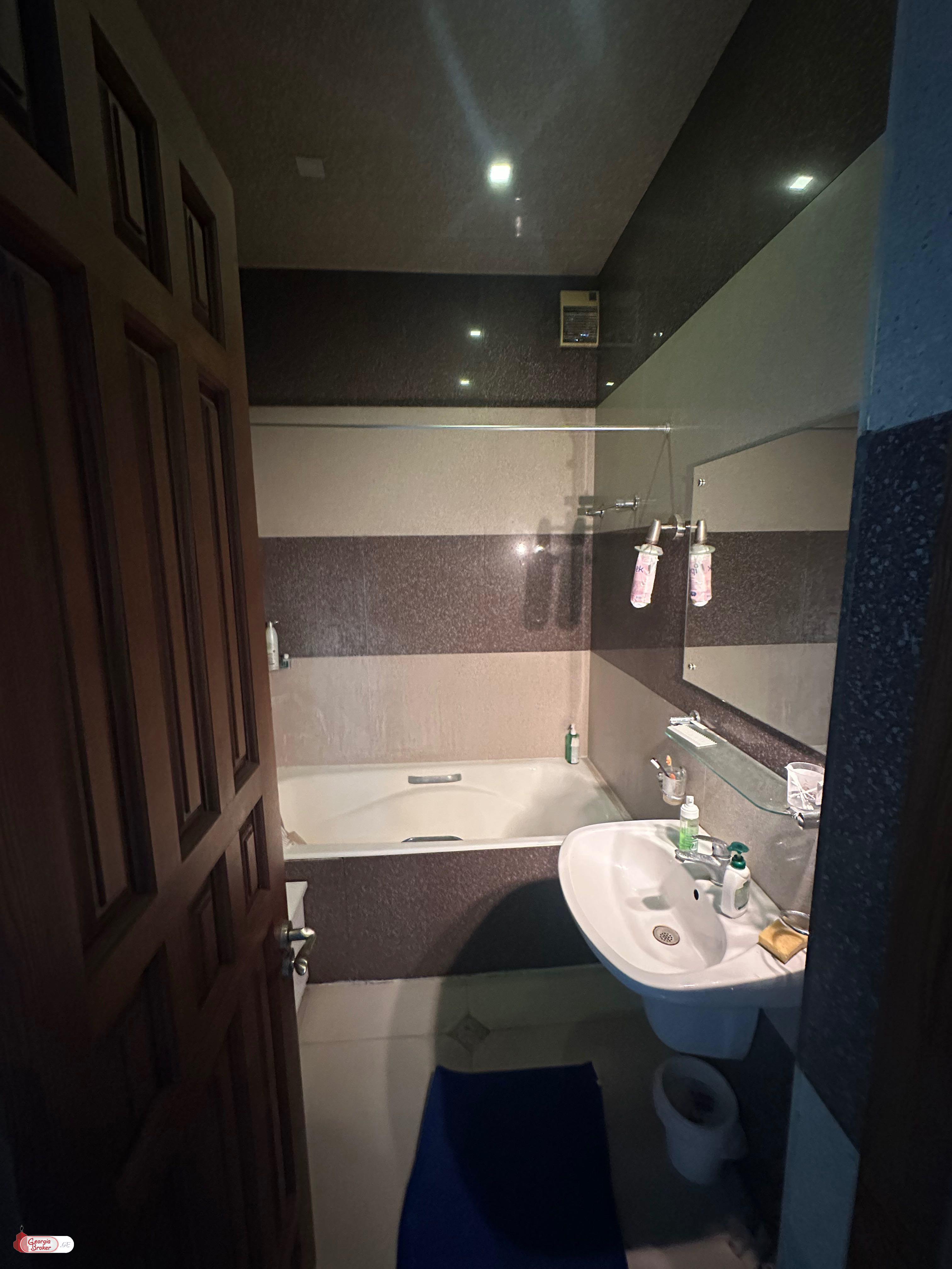 продается квартира с новым ремонтом 4-комнаты