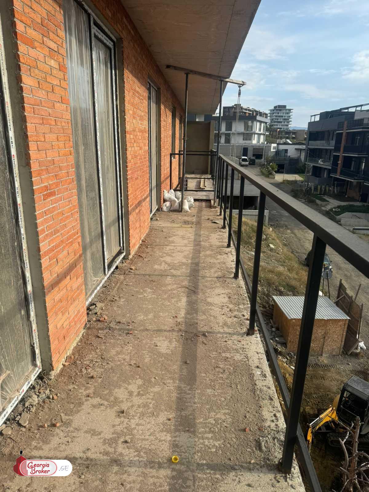 იყიდება ახალი აშენებული 5 ოთახიანი ბინა