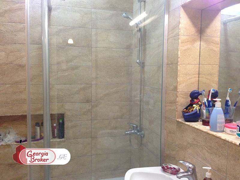 продается квартира с новым ремонтом 5-комнат