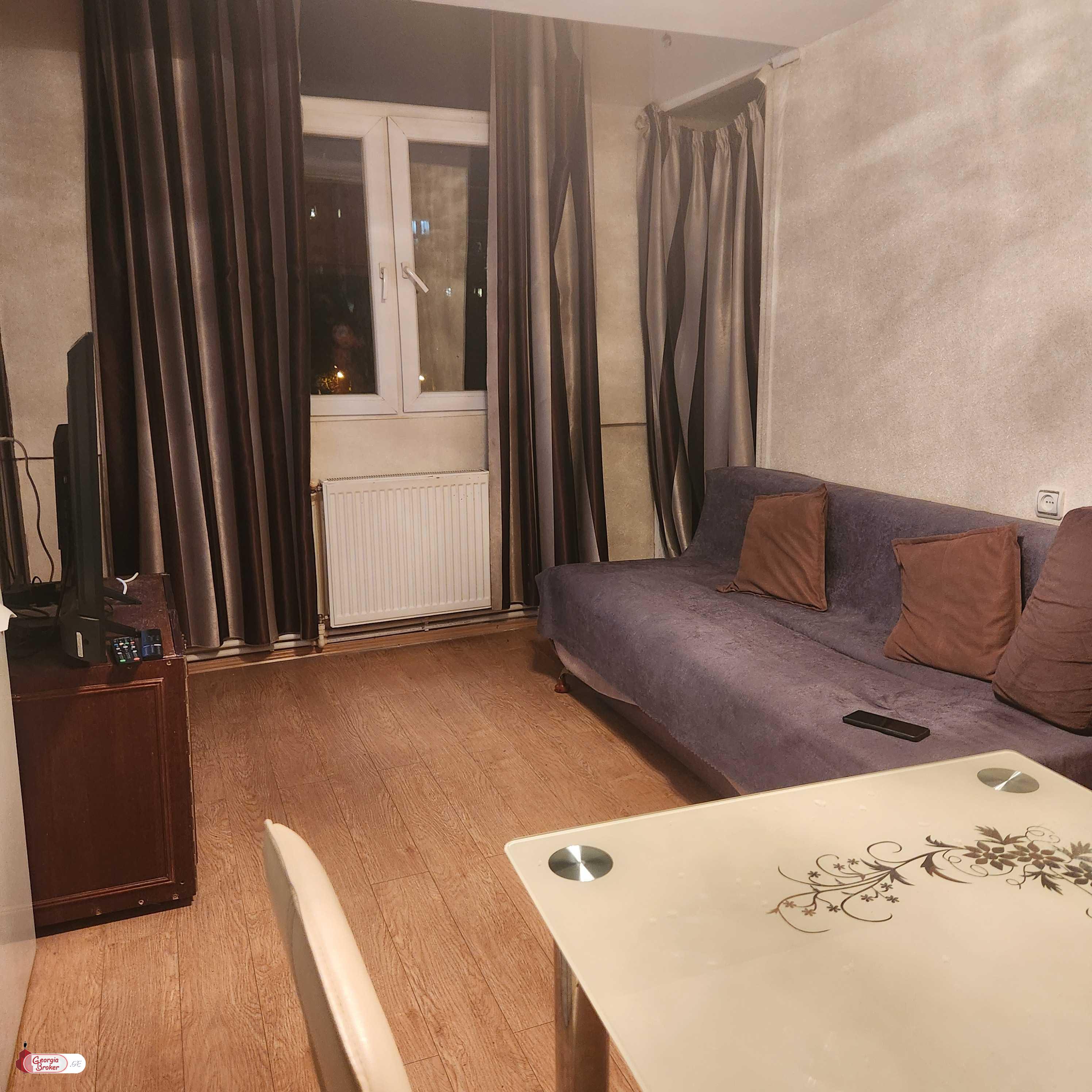 იყიდება ძველი გარემონტებული 4 ოთახიანი ბინა