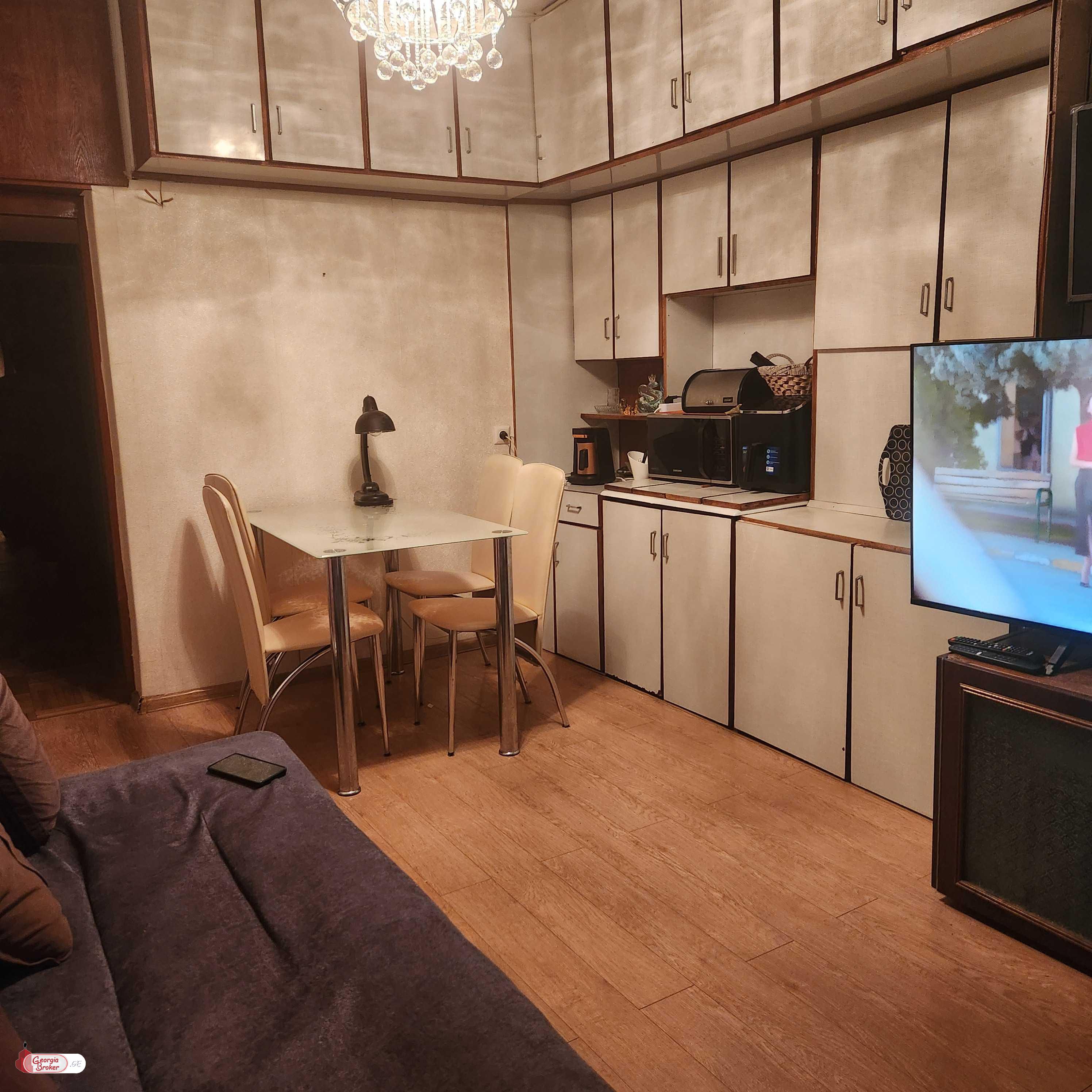 იყიდება ძველი გარემონტებული 4 ოთახიანი ბინა