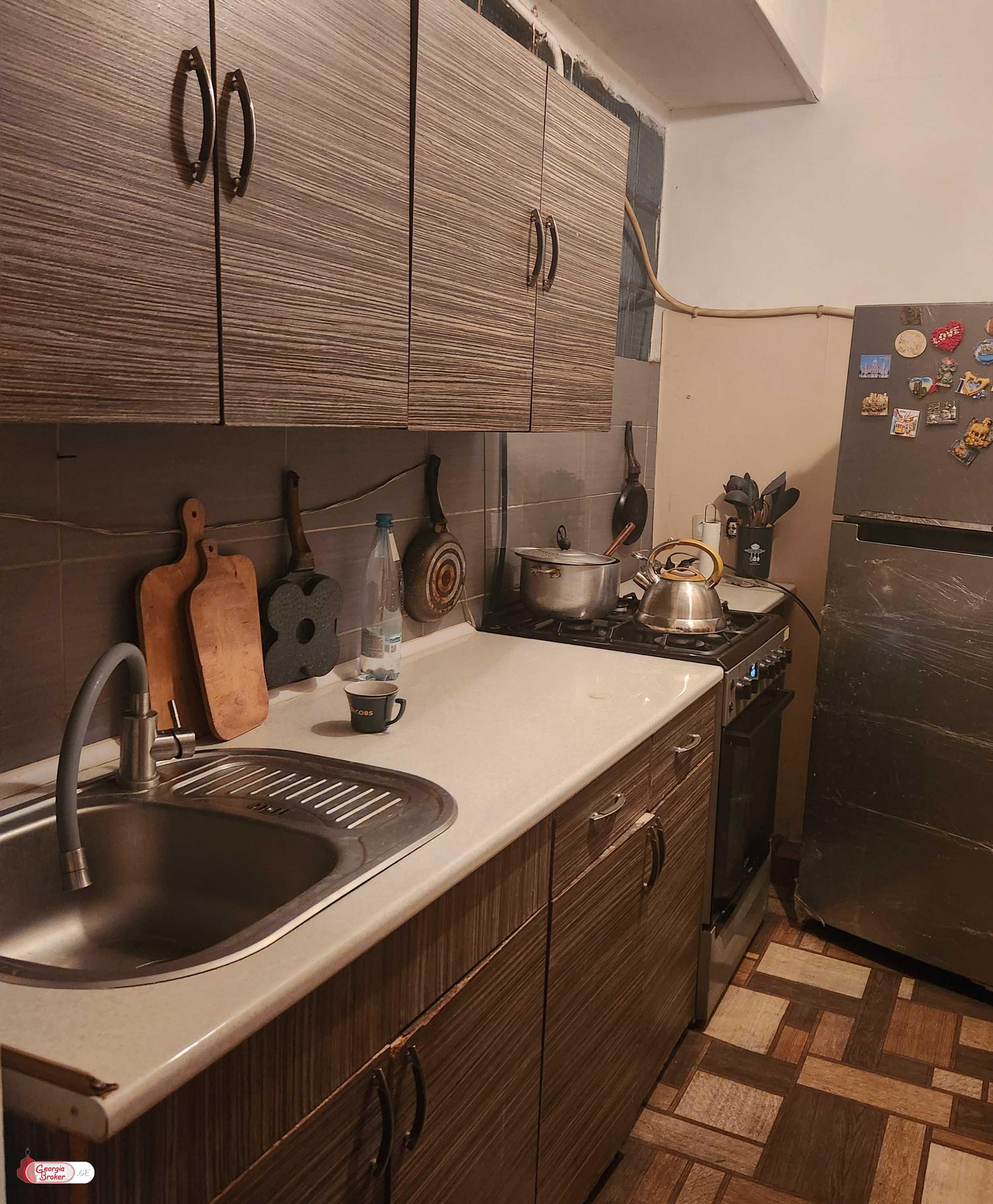 იყიდება ძველი გარემონტებული 4 ოთახიანი ბინა