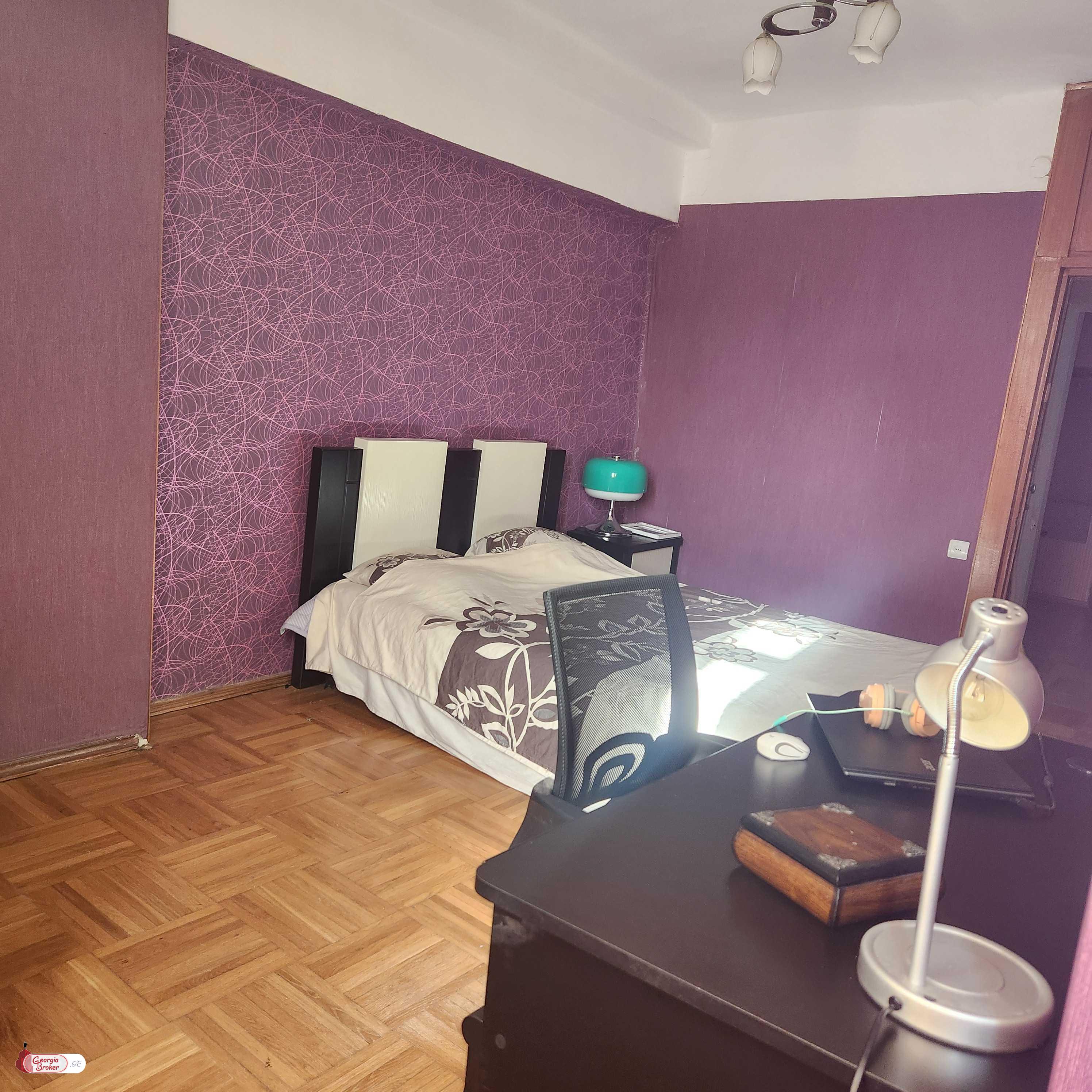 იყიდება ძველი გარემონტებული 4 ოთახიანი ბინა