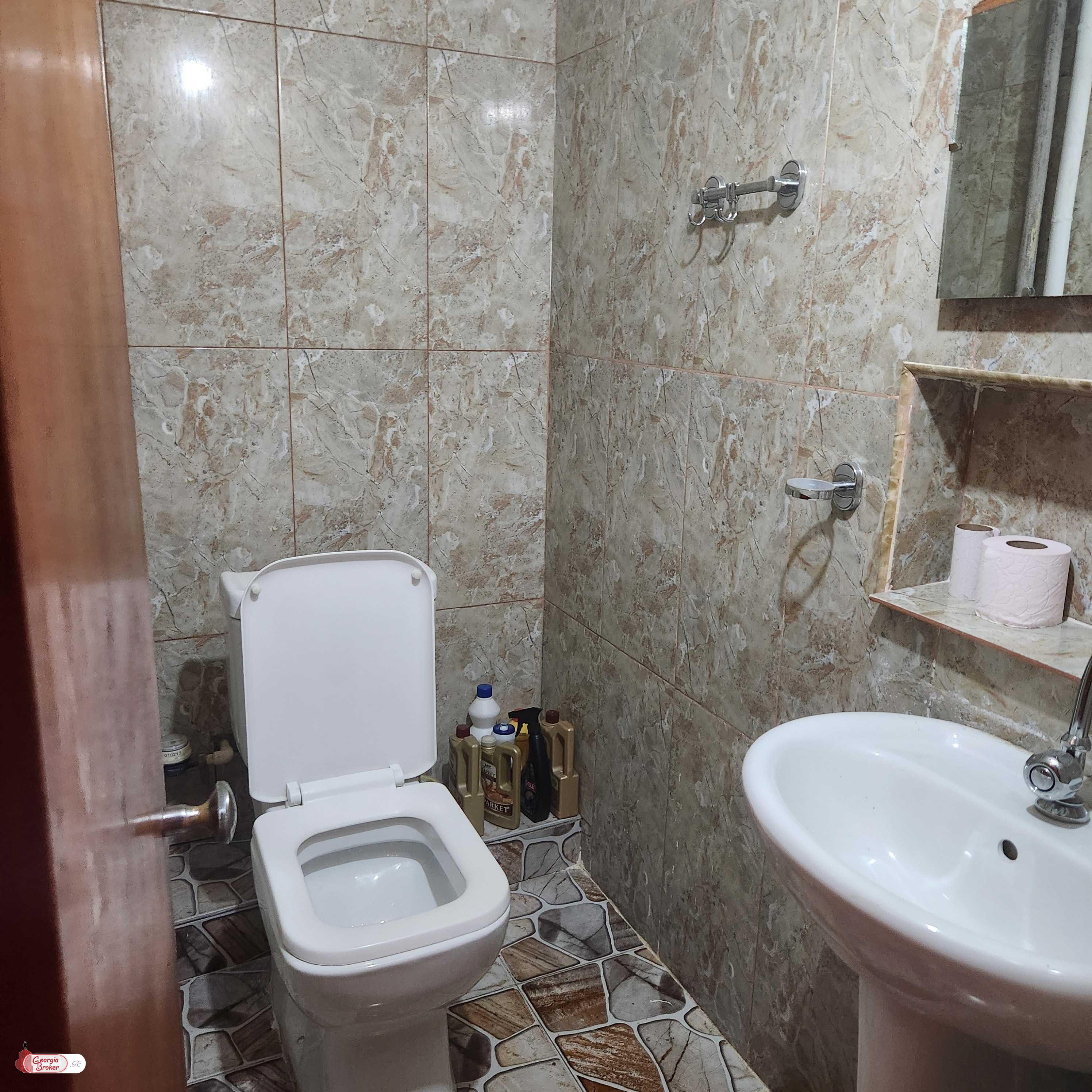 იყიდება ძველი გარემონტებული 4 ოთახიანი ბინა