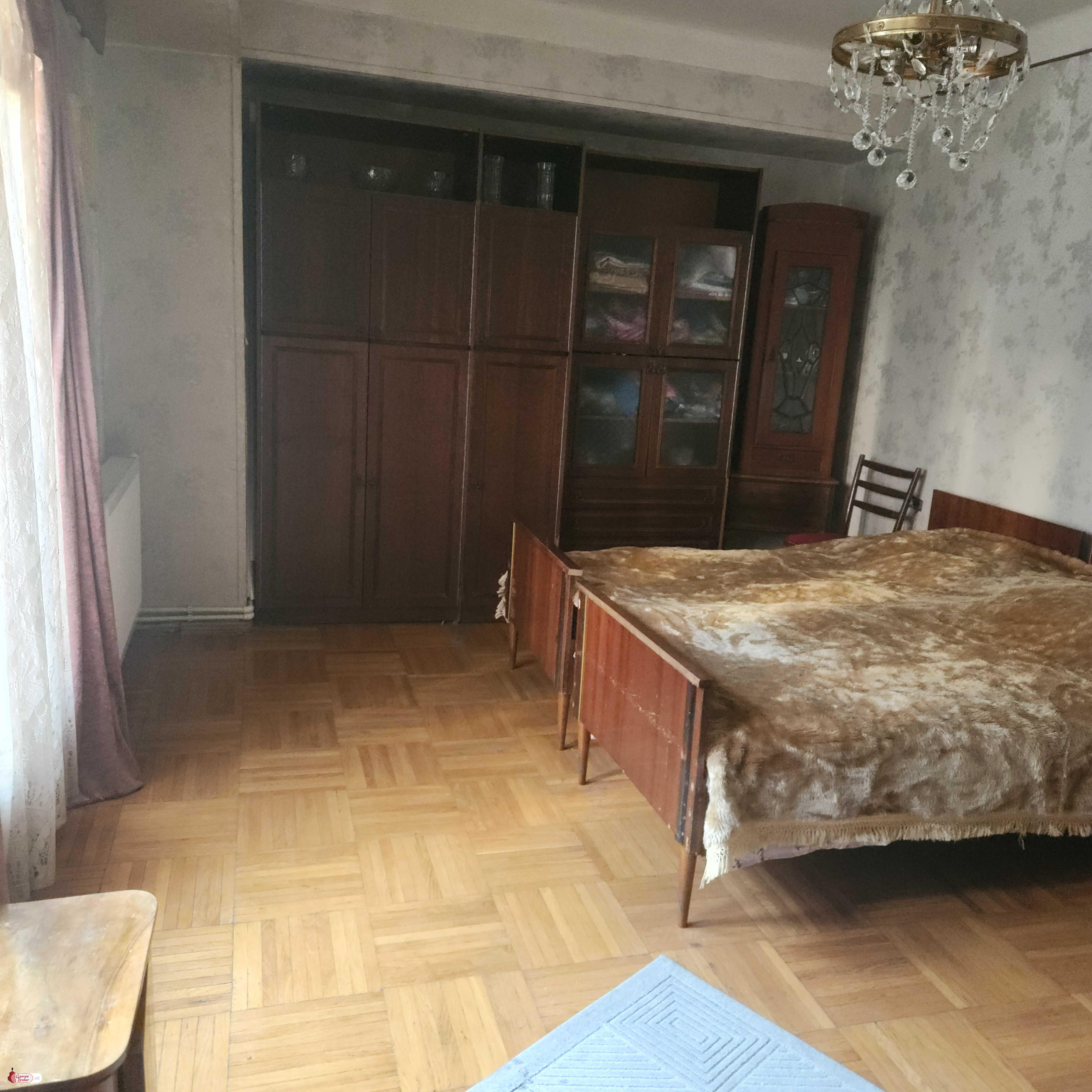 იყიდება ძველი გარემონტებული 4 ოთახიანი ბინა