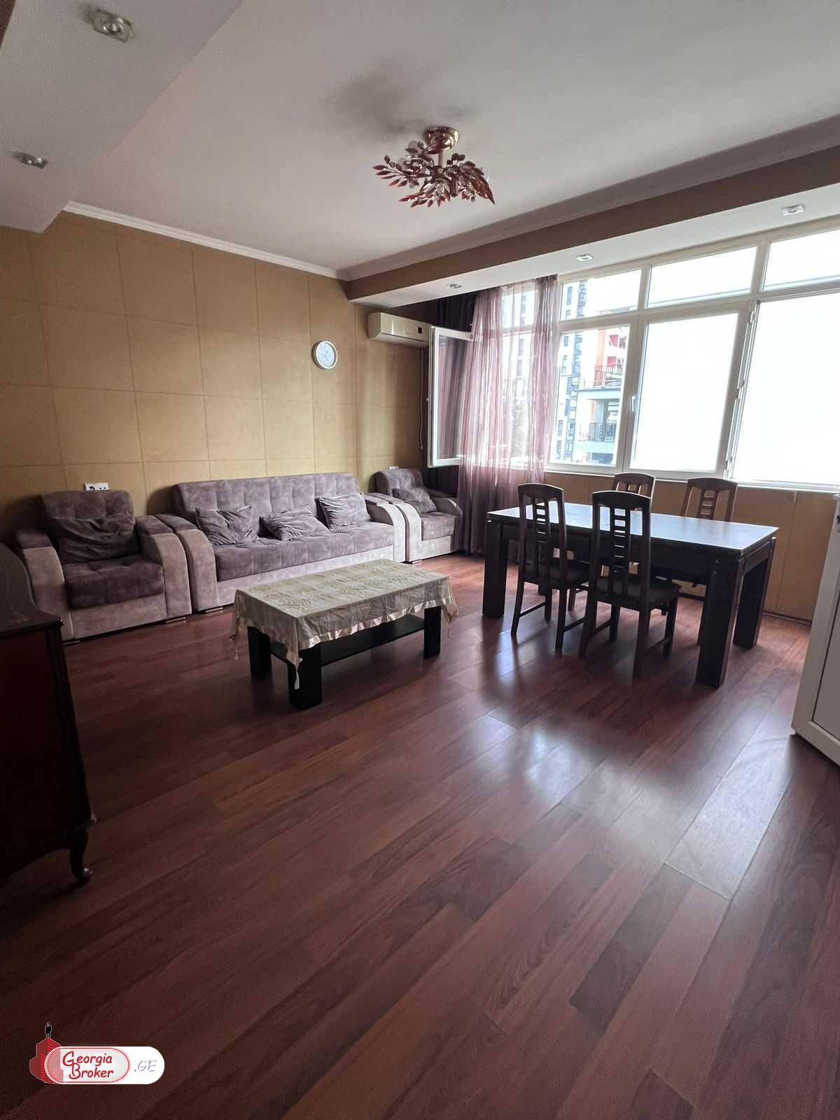 იყიდება ძველი გარემონტებული 3 ოთახიანი ბინა