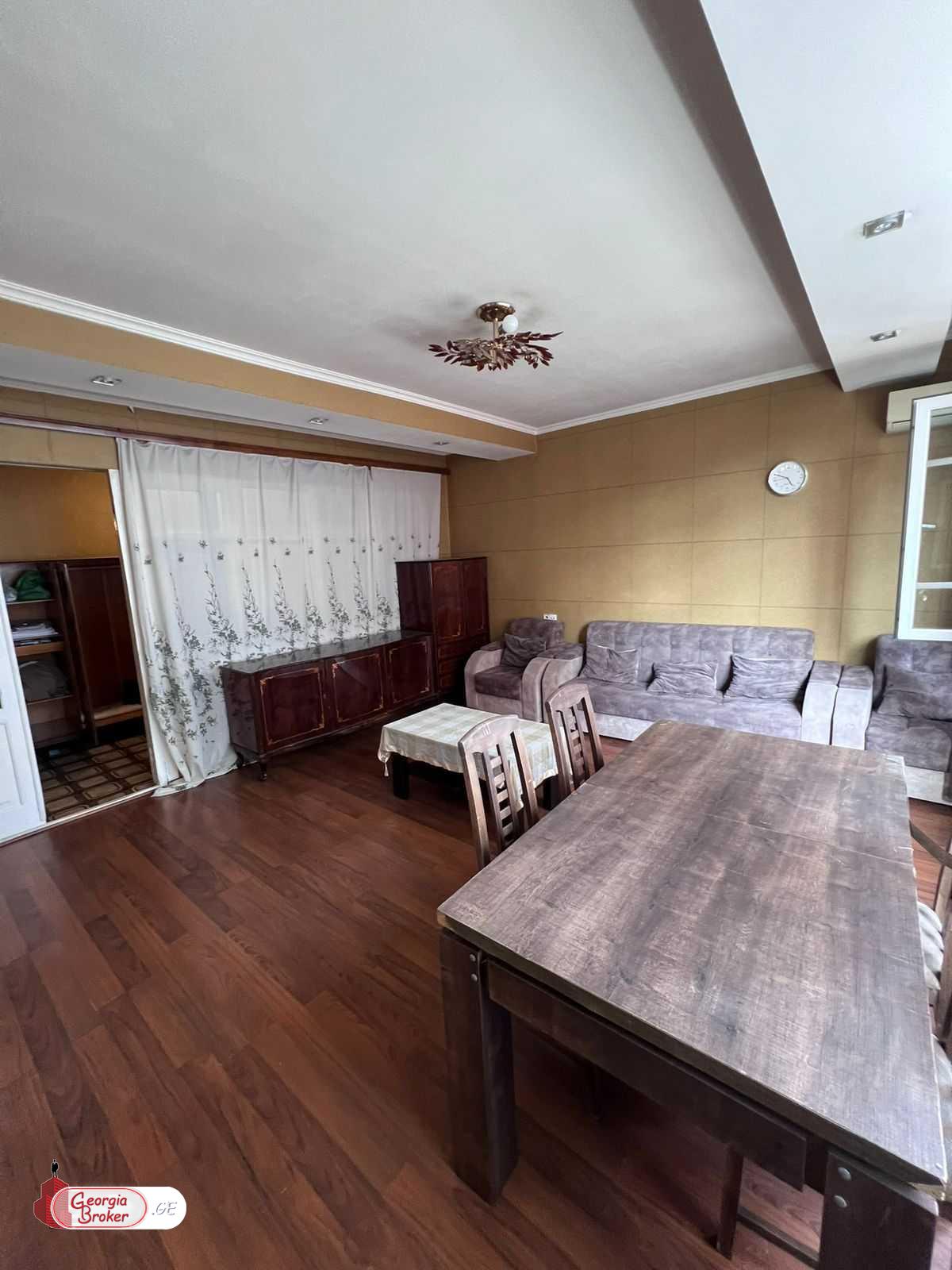 იყიდება ძველი გარემონტებული 3 ოთახიანი ბინა